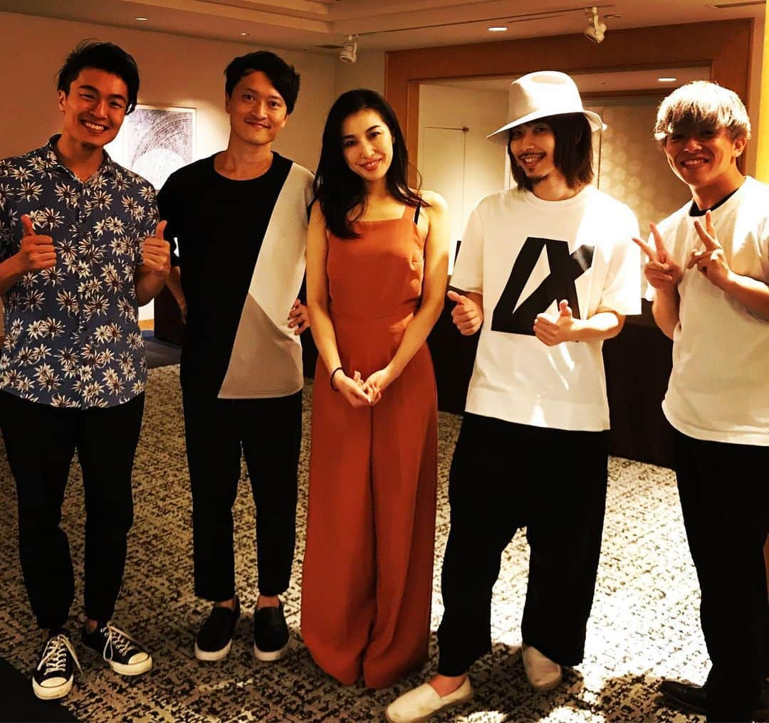 YoYoさんのインスタグラム写真 - (YoYoInstagram)「KIRISHIMA JAZZY NIGHT 2019、ホテル日航福岡の大宴会場のセンターステージ、モニター、照明、フルコングランドピアノ、素晴らしいゴージャスなステージ！！！ 満席の400名の反応もさすが良好！本当に最高な福岡代表の先輩ジャズミュージシャンと共にお送りしました。  JAW meets Pianomanはオープニング楽曲の演奏も務めさせていただき、その後は田口悌治カルテット、カッコ良いサウンドが響き渡る！！その後JmPのライブも熱く盛り上がり、JILLEのライブもすざまじかったネ♫(終演後皆んなで記念撮影) YoYo the "Pianoman"で最後を務めさせていただきました。最終的にはwith Sakura、with JAW！！！！ お客さん席の一部始終を全く見れないけど九州料理や霧島ビアー焼酎の数々をお楽しみいただけたかなぁー。最高潮のリアクションでそうだったと受け止めましょう。 いやぁー演奏している側も心から楽しんだジャジーナイトでした♫  そして今までで最も衣装変えの多い１日に！！！！(*ﾟ∀ﾟ*) #yoyothepianoman #jawmeetspianoman #田口悌治 #丹羽肇 #上村計一郎 #sakura #Jille #霧島酒造」8月31日 1時50分 - yoyo_soffet