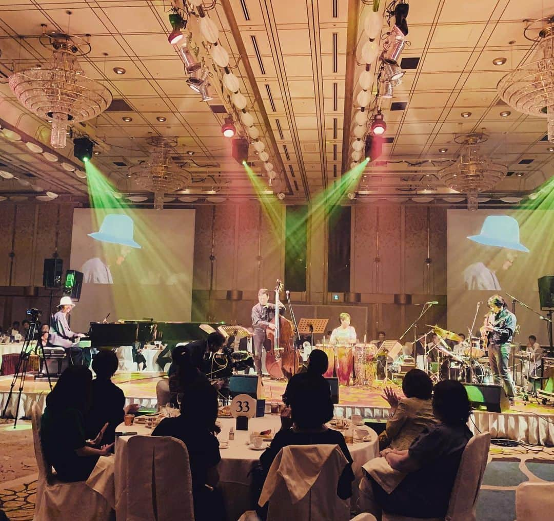 YoYoさんのインスタグラム写真 - (YoYoInstagram)「KIRISHIMA JAZZY NIGHT 2019、ホテル日航福岡の大宴会場のセンターステージ、モニター、照明、フルコングランドピアノ、素晴らしいゴージャスなステージ！！！ 満席の400名の反応もさすが良好！本当に最高な福岡代表の先輩ジャズミュージシャンと共にお送りしました。  JAW meets Pianomanはオープニング楽曲の演奏も務めさせていただき、その後は田口悌治カルテット、カッコ良いサウンドが響き渡る！！その後JmPのライブも熱く盛り上がり、JILLEのライブもすざまじかったネ♫(終演後皆んなで記念撮影) YoYo the "Pianoman"で最後を務めさせていただきました。最終的にはwith Sakura、with JAW！！！！ お客さん席の一部始終を全く見れないけど九州料理や霧島ビアー焼酎の数々をお楽しみいただけたかなぁー。最高潮のリアクションでそうだったと受け止めましょう。 いやぁー演奏している側も心から楽しんだジャジーナイトでした♫  そして今までで最も衣装変えの多い１日に！！！！(*ﾟ∀ﾟ*) #yoyothepianoman #jawmeetspianoman #田口悌治 #丹羽肇 #上村計一郎 #sakura #Jille #霧島酒造」8月31日 1時50分 - yoyo_soffet