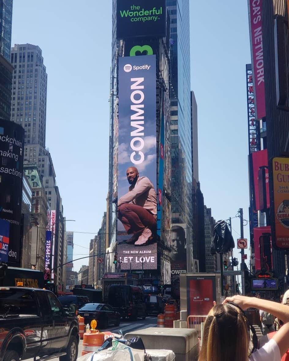 コモンさんのインスタグラム写真 - (コモンInstagram)「WOW!  I never thought that Hip Hop would take it this far!  Times Square! Thanks @spotify  #LetLove link in Bio」8月31日 2時05分 - common