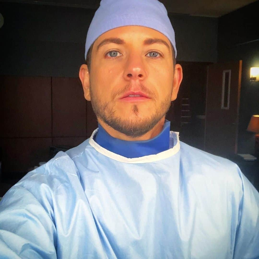 Grey's Anatomyさんのインスタグラム写真 - (Grey's AnatomyInstagram)「@alexbluedavis [📷] scrubbed in and ready! #GreysAnatomy」8月31日 2時00分 - greysabc