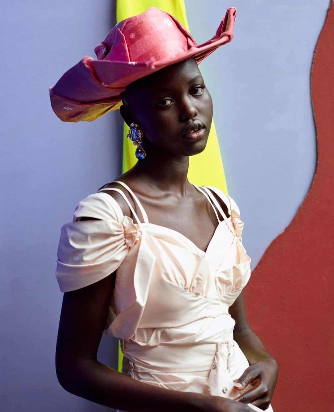 Dazed Magazineさんのインスタグラム写真 - (Dazed MagazineInstagram)「Cowgirls wear pink 🤠💕 Some extra photos from our @adutakech cover story. You’re welcome. ⁠ ⁠ Photography @vivianesassenstudio⁠ Styling @robbiespencer⁠ Grooming @irena.ruben⁠ Casting @noah_shelley_casting⁠ ⁠ #AdutAkech wears taffeta dress @simonerocha_, silk cowboy hat @westernaffair, earrings @moschino⁠ ⁠ Taken from the autumn 2019 #DazedGoesWest issue of #Dazed」8月31日 2時00分 - dazed