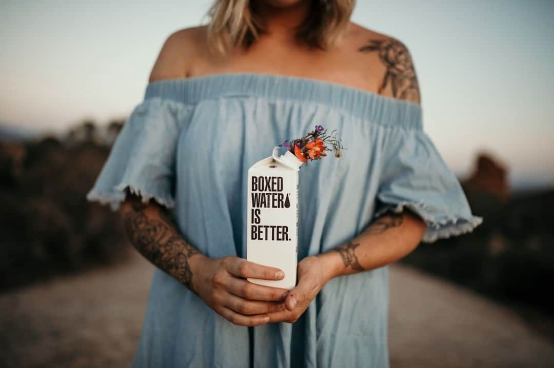 のインスタグラム：「We all know that reusable bottles are best (for your wallet & the environment!) but #BoxedWater = fewer carbon emissions than plastic options. Plus, it’s 100% purified w/ no minerals added. AND our team partners with organizations to plant trees, clean beaches and support community events. Get the deets on our website!  #BoxedWater #BoxedWaterIsBetter #BetterPlanet #Sustainability #NoPlasticPledge」