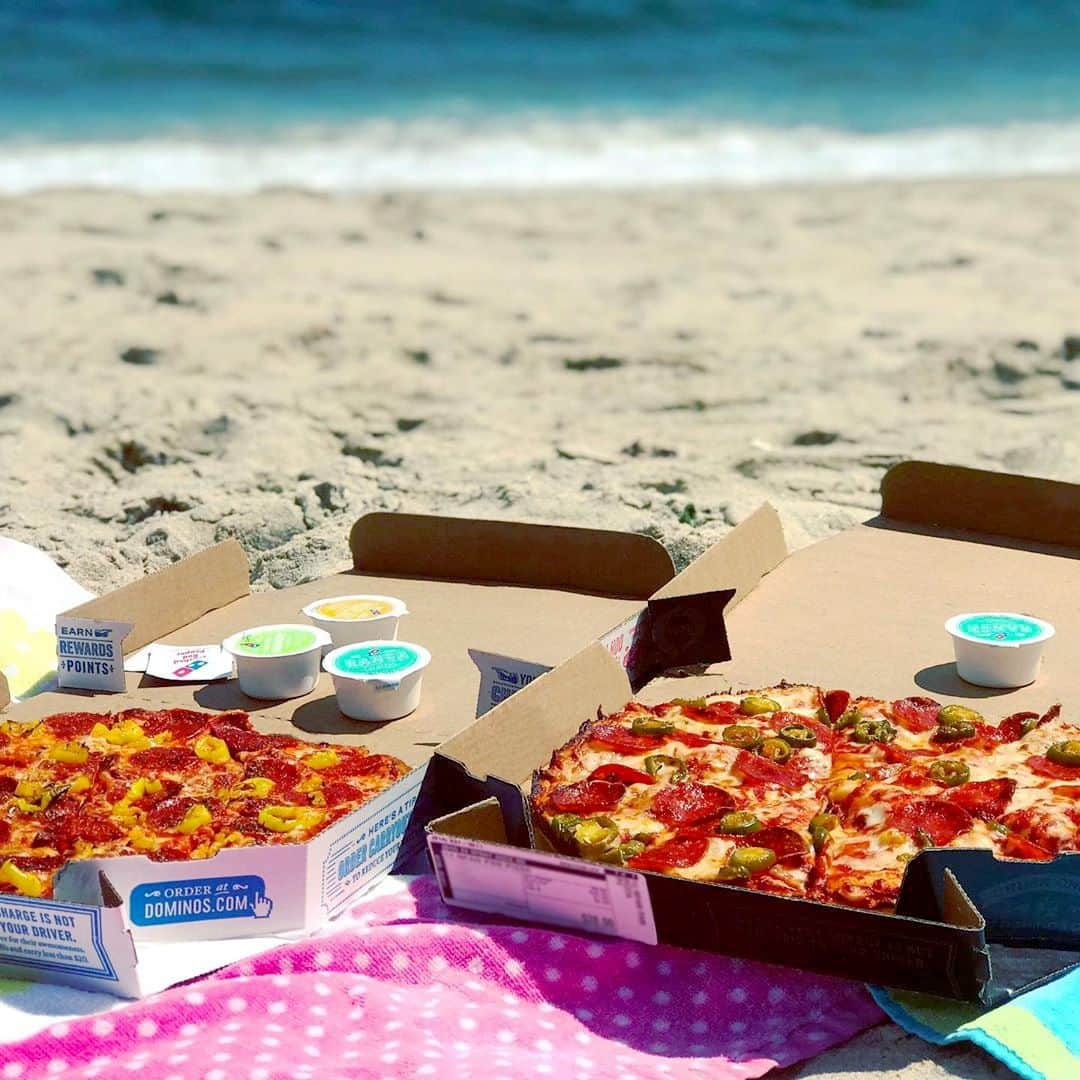 Domino's Pizzaさんのインスタグラム写真 - (Domino's PizzaInstagram)「Waving hello to the long weekend. 🌊 👋 🍕 Order delivery directly to your favorite beach with Domino's Hotspots® #NationalBeachDay」8月31日 2時01分 - dominos