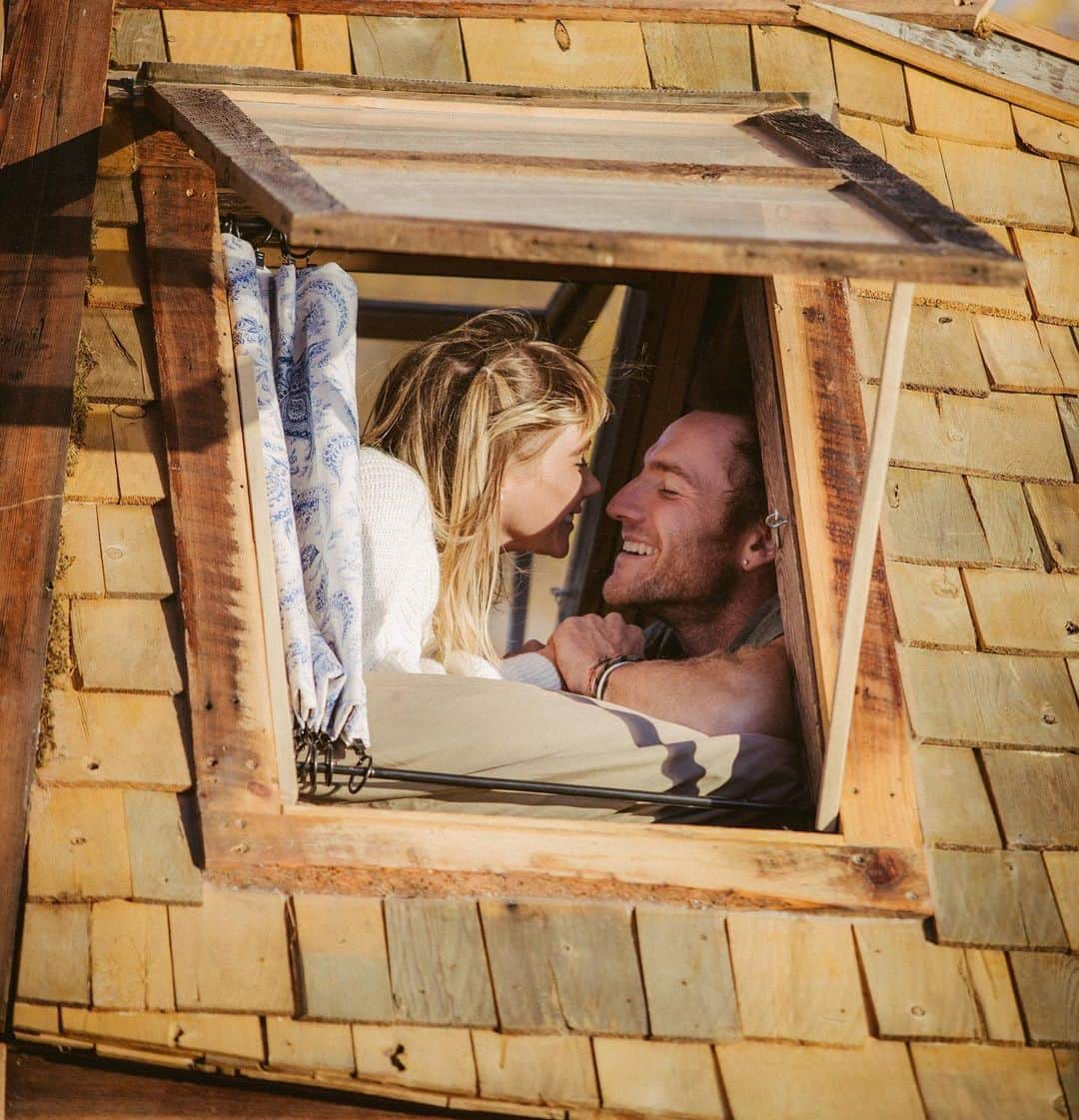 サラ・ジーン・アンダーウッドさんのインスタグラム写真 - (サラ・ジーン・アンダーウッドInstagram)「A tale of separation anxiety 👫 . 📸’s by @justindkauffman Truck cabin by @jacobwitzling & @saraunderwood . #homeiswhereyouparkit #vanlife #couplegoals #tinyhouse #cabin #vanlifediaries #camperlife」8月31日 2時03分 - saraunderwood