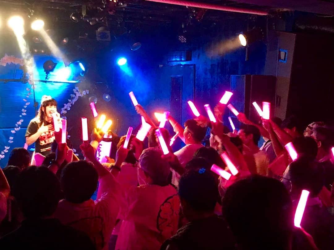 のインスタグラム：「2019.8.25 #ライブの写真だよ♪ #サイリウムがキレイだね☆ #とっても楽しかったね♡ #みんなありがとー！！ #すごいジャンプだった！ #みんな楽しそうだった♪♪ #提灯発見！！（笑） #でじゃさん発見！！（笑） #また来年もライブに遊びに来てね♪ #最後にステージで記念撮影☆ #ふしだりほ　ちゃん #次回は10/6開催のファンクラブ限定屋形船イベントでお会いしましょう♡ #野川さくらライブイベント〜AKIBAでさくらと夏祭り 2019〜 #さくにゃんと夏祭り2019 #さくにゃんと夏祭り #秋葉原CLUBGOODMAN #ライブ #イベント #声優 #さくらClub #にゃんスタグラム #野川さくら #さくにゃん #野川さくらのチョコレートたいむ #野川さくらのチョコレートたいむ第30回目」