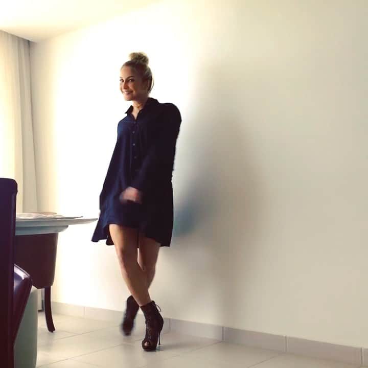 Claudia Leitteのインスタグラム：「Por quem você acha que esse registro foi feito?  1. Mainha 2. @zizisantana  3. Davi 4. Rafael  Longe de mim criar contendas (Piada interna), sabemos que foi alguém de baixa estatura, com comportamento suspeitíssimo, que dá indícios de Bolhice. Esse alguém fez campanha por um Lulu da Pomerania e ganhou um jegue anão, mas está passando bem! Quem? Quem? Quem?」