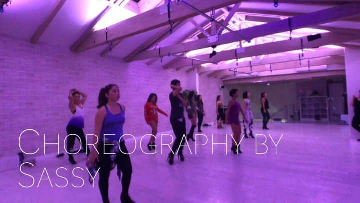 ベアトリサ・リャンのインスタグラム：「Got to step out of my comfort zone by taking this Beg Heels Class last night taught by the amazing @sassyress. Lately I've been feeling like I was losing some creativity because I hadn't been dancing/choreographing as much as I used to, so this was a breath of fresh air. Thanks, Sassy, for making the experience so fun! (She's also a crazy talented pole artist so go check out her page!) . . 💃:@sassyress 🎶: "Own It" by @ellamai 🎥: @dxresuello 🏠: @thestudiolosangeles . . . #heelswithsass #sassy #heelsclass #dance #thestudioLA #hiphop #ellamai #choreography #sexyladies #getit」