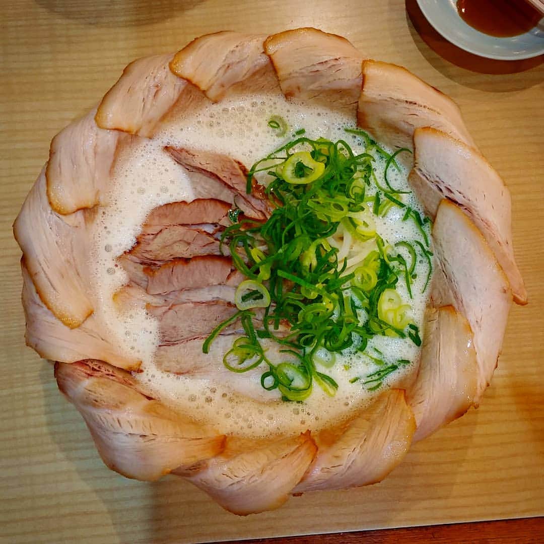 Ami Yamato（ヤマトアミ）さんのインスタグラム写真 - (Ami Yamato（ヤマトアミ）Instagram)「Incredible pork ramen bowl. Tastes as spectacular as it looks! If you are ever in Sannomiya, Kobe, make sure to visit @minatoken and try it for yourself. Yes there are noodles in there somewhere! 🍜 . . . #ramen #ramennoodles #kobe #sannomiya #japan #food #noodle #noodles #ramenlover #gyoza #みなと #japanesefood #minatoken #神戸 #三宮 #みなと軒 #さんちか  #豚骨ラーメン #チャーシュー #チャーシュー麺 #ラーメン」8月31日 2時07分 - amiyamato