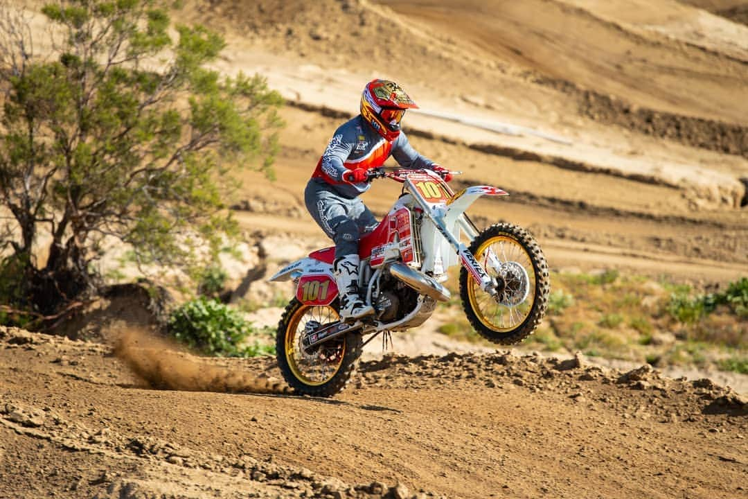 Racer X Onlineさんのインスタグラム写真 - (Racer X OnlineInstagram)「Like this sweet Honda CR500 @davidpingree101 rode earlier this week in our latest bike build? Well you're in luck—the bike is being auctioned off through @road2recovery. For more information on the auction, click the link in our bio. The auction will end at 6 a.m. EST on September 4, so make sure to get your bid in now! Photos by @cudby」8月31日 2時10分 - racerxonline