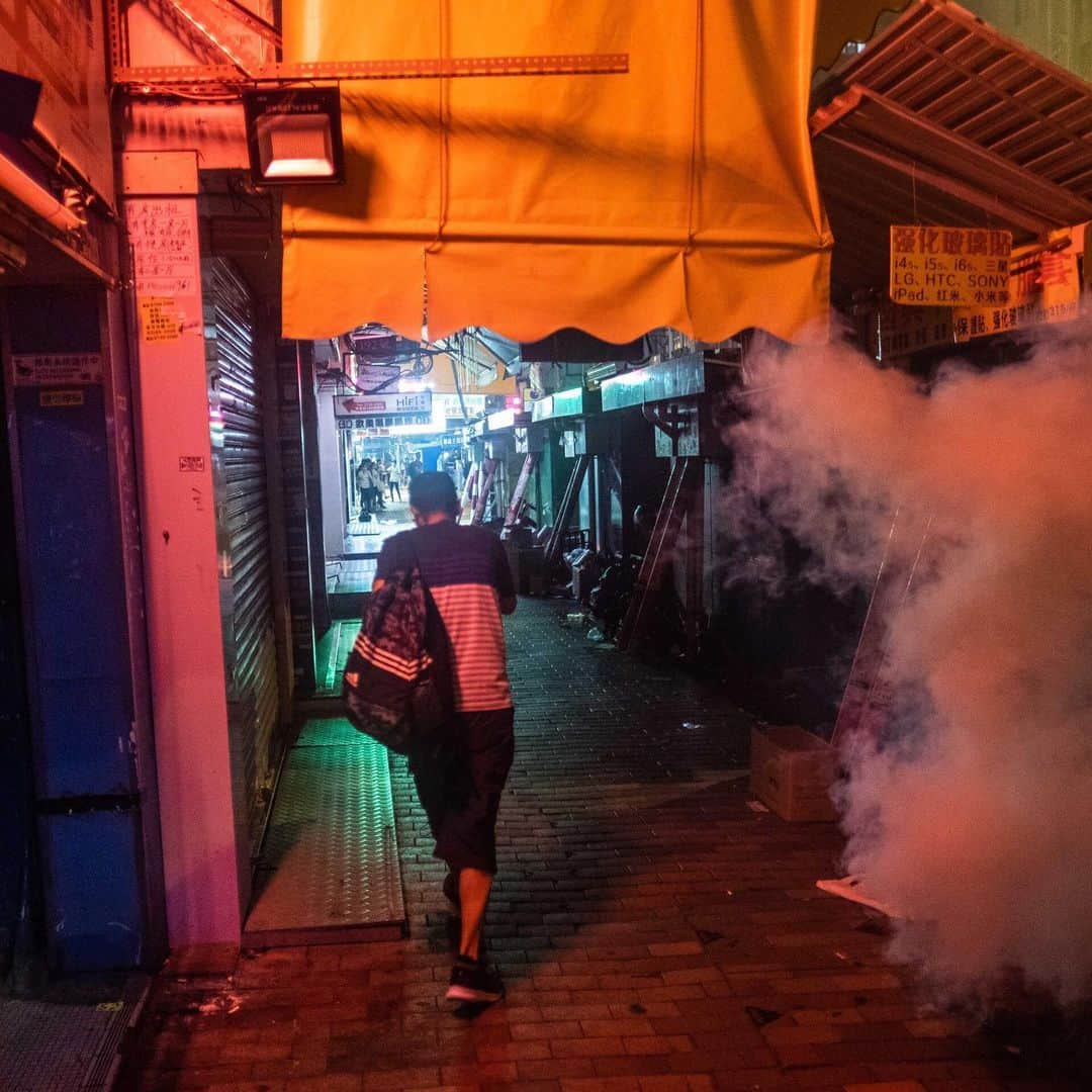 ニューヨーク・タイムズさんのインスタグラム写真 - (ニューヨーク・タイムズInstagram)「Most Hong Kongers have never seen anything like this summer, which has been roiled by protests and tear gas. On Friday, the police arrested prominent democracy activists. The authorities intensified their crackdown on the protests ahead of a sensitive political anniversary on Saturday, the 5th anniversary of a ruling tied to the beginnings of the Umbrella Movement. But even in the midst of turmoil, that doesn’t mean the city has come to a halt. In fact, this bastion of capitalism on China’s southern coast is still going about its business. The ATMs are dispensing cash. High-end restaurants are taking reservations. Street vendors are hawking their wares. And for many of the hundreds of thousands of residents who have joined the protests, demonstrating is a weekend activity — come Monday, everyone goes back to work. “We are all worried, but life goes on,” said one Hong Konger. Visit the link in our bio to read more about what life is like in Hong Kong amid the protests. @lamyikfei took these photos.」8月31日 2時22分 - nytimes