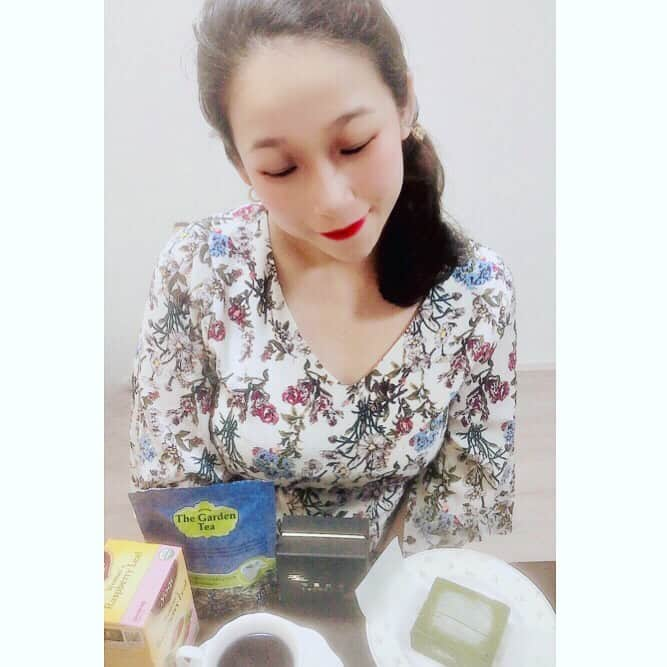 世手子さんのインスタグラム写真 - (世手子Instagram)「Afternoon tea time(*'▽'*) Added new accessories(^.^) Thank you everyone for your kind comments(*^◯^*) https://item.woomy.me/c/61396 @kikiyastore @kikiya_offical #kikiya の自由自在 半月 ワイドフープ ピアス つけてみたよー(^o^) 大ぶりだからキラキラ目立つゴールドが可愛い(^-^)v スワイプしてね(*´Д｀*) ほっこり #アフタヌーンティータイム #佐々木かの 先生からもらた #ノンカフェインティー を アイリーン♪♪ちゃんからもらった ティーカップでまったり #抹茶ショコラテリーヌ 美味しかった(^^) #今日のおやつ #出雲抹茶 がふんだんに入ってて渋うまスイーツでしたっっ #コエタス」8月31日 2時17分 - rojide