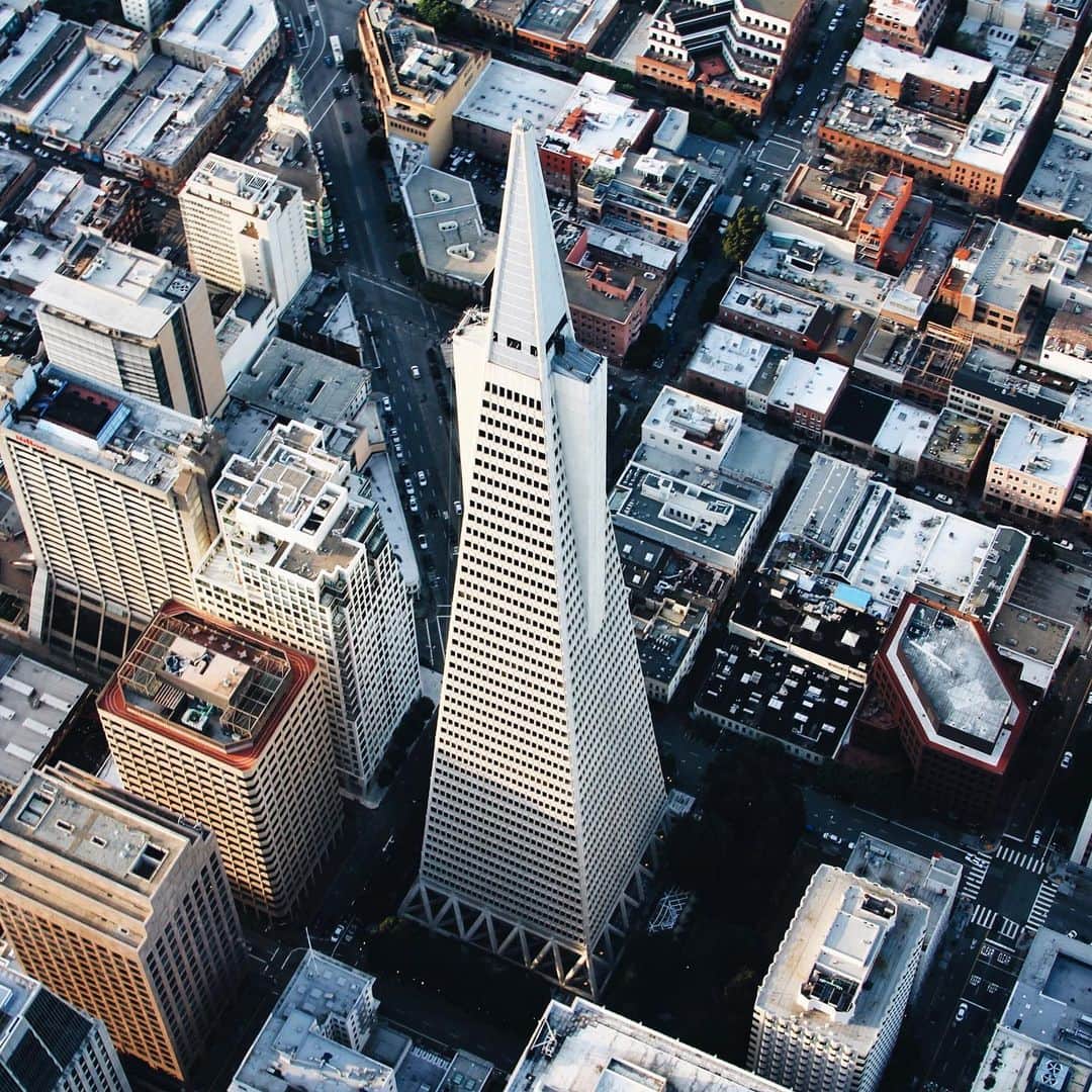 Daily Overviewさんのインスタグラム写真 - (Daily OverviewInstagram)「The Transamerica Pyramid is the second-tallest skyscraper in the skyline of San Francisco, California, at 853 feet (260 m). Its design consists of a tall, four-sided pyramid with two "wings" that accommodate an elevator shaft on the east and a stairwell and smoke tower on the west. Four cameras, pointed in the four cardinal directions, are positioned at the top of the building's spire to form the "Transamerica Virtual Observation Deck." /// Photo by @chrisleipelt.photos」8月31日 2時18分 - dailyoverview
