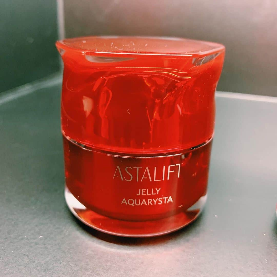 広瀬未花さんのインスタグラム写真 - (広瀬未花Instagram)「➖ASTALIFT JELLY AQUARYSTA LAUNCH PARTY➖ ・ 昨夜はFUJIFILMさんより発売されている、ASTALIFT ( @astalift_japan )の新作発表会におじゃましてきました！ ・ 以前初めて使用した時に、そのテクスチャーと美容効果に驚きましたが、今回は見た目も中身もパワーアップしてました👀✨ ・ 「Wヒト型ナノセラミド」が増量されて、肌の角層にセラミドを補う保湿機能がアップしているそうです♪ 角層細胞よりも小さいサイズの美容成分が、角層まで浸透する技術が話題になっています！ ・ なぜ、FUJIFILMが化粧品を？と思う方も多いかもしれませんが、実は写真フィルムの主原料はコラーゲンというところから、以前よりコラーゲンやナノテクノロジー技術の研究も最先端だったため、化粧品開発に親和性が高かったことが理由なのだとか。 興味深い話ですね〜！！ ・ やっぱりこのジェルのテクスチャーが好きだなぁ〜♡ ボディーもより、スタイリッシュになってる♪ ・  ワンピースはアスタリフトカラーのレッドで合わせてみました♡ ・ onepiece/ @louisvuitton ・ ・ ・ #ASTALIFTLAB #fujifilm  #astalift #nanotechnology  #collagen #beauty #skincare  #red #Andaz #new #赤が好き」8月30日 17時22分 - micahirose