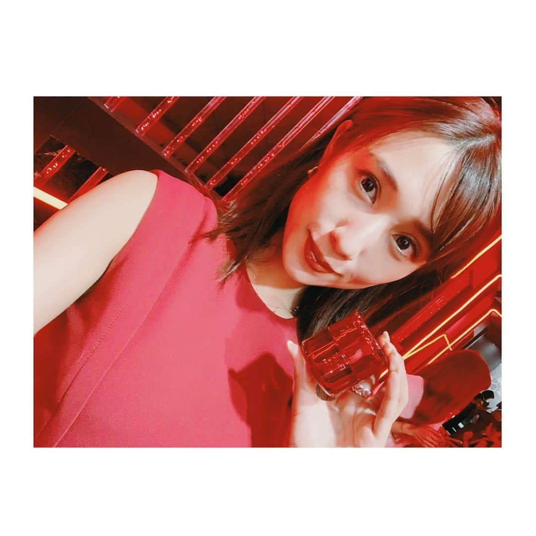 広瀬未花さんのインスタグラム写真 - (広瀬未花Instagram)「➖ASTALIFT JELLY AQUARYSTA LAUNCH PARTY➖ ・ 昨夜はFUJIFILMさんより発売されている、ASTALIFT ( @astalift_japan )の新作発表会におじゃましてきました！ ・ 以前初めて使用した時に、そのテクスチャーと美容効果に驚きましたが、今回は見た目も中身もパワーアップしてました👀✨ ・ 「Wヒト型ナノセラミド」が増量されて、肌の角層にセラミドを補う保湿機能がアップしているそうです♪ 角層細胞よりも小さいサイズの美容成分が、角層まで浸透する技術が話題になっています！ ・ なぜ、FUJIFILMが化粧品を？と思う方も多いかもしれませんが、実は写真フィルムの主原料はコラーゲンというところから、以前よりコラーゲンやナノテクノロジー技術の研究も最先端だったため、化粧品開発に親和性が高かったことが理由なのだとか。 興味深い話ですね〜！！ ・ やっぱりこのジェルのテクスチャーが好きだなぁ〜♡ ボディーもより、スタイリッシュになってる♪ ・  ワンピースはアスタリフトカラーのレッドで合わせてみました♡ ・ onepiece/ @louisvuitton ・ ・ ・ #ASTALIFTLAB #fujifilm  #astalift #nanotechnology  #collagen #beauty #skincare  #red #Andaz #new #赤が好き」8月30日 17時22分 - micahirose