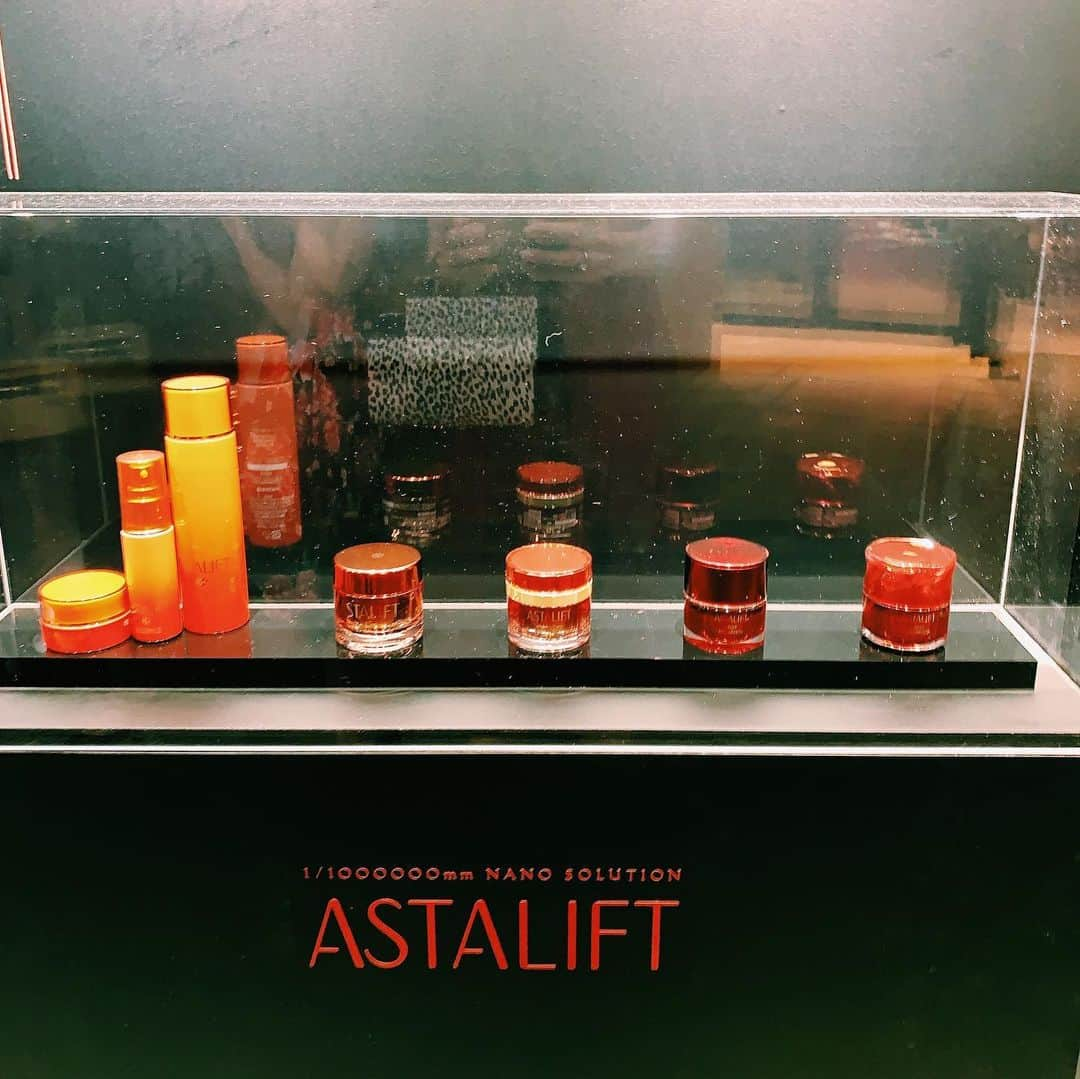 広瀬未花さんのインスタグラム写真 - (広瀬未花Instagram)「➖ASTALIFT JELLY AQUARYSTA LAUNCH PARTY➖ ・ 昨夜はFUJIFILMさんより発売されている、ASTALIFT ( @astalift_japan )の新作発表会におじゃましてきました！ ・ 以前初めて使用した時に、そのテクスチャーと美容効果に驚きましたが、今回は見た目も中身もパワーアップしてました👀✨ ・ 「Wヒト型ナノセラミド」が増量されて、肌の角層にセラミドを補う保湿機能がアップしているそうです♪ 角層細胞よりも小さいサイズの美容成分が、角層まで浸透する技術が話題になっています！ ・ なぜ、FUJIFILMが化粧品を？と思う方も多いかもしれませんが、実は写真フィルムの主原料はコラーゲンというところから、以前よりコラーゲンやナノテクノロジー技術の研究も最先端だったため、化粧品開発に親和性が高かったことが理由なのだとか。 興味深い話ですね〜！！ ・ やっぱりこのジェルのテクスチャーが好きだなぁ〜♡ ボディーもより、スタイリッシュになってる♪ ・  ワンピースはアスタリフトカラーのレッドで合わせてみました♡ ・ onepiece/ @louisvuitton ・ ・ ・ #ASTALIFTLAB #fujifilm  #astalift #nanotechnology  #collagen #beauty #skincare  #red #Andaz #new #赤が好き」8月30日 17時22分 - micahirose