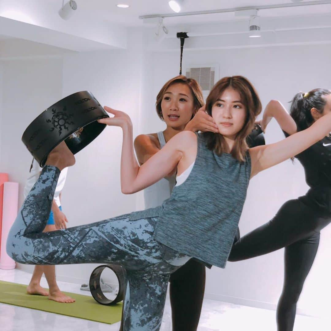 武田敏希さんのインスタグラム写真 - (武田敏希Instagram)「@estretch.gym 主催の 【ホイールヨガ】レッスンを開催しました。 ホイールならではのポーズで 身体の可動域を広げることができます。 ストレッチと相性抜群☺️ 体幹の安定感も必要です。 ニューヨークで話題の新感覚レッスン☺️ @yuka_yogawheel_ 先生ありがとうございました☺️ #ストレッチ#ホイールヨガ#エロふわボディ#柔軟性#ストレッチで痩せる#yoga#ストレッチは大事 #骨盤矯正ストレッチ #美姿勢 #背中 #背中美人#猫背改善 #伸びる#姿勢分析 #ヨガ #ヨガポーズ#スッキリ」8月30日 17時23分 - _takedatoshiki_