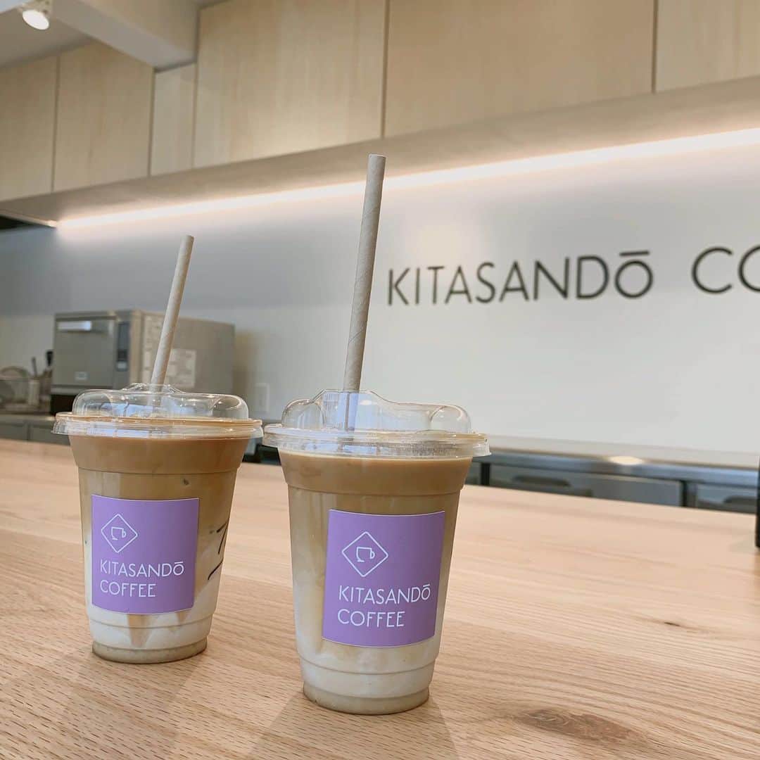 ハルハルさんのインスタグラム写真 - (ハルハルInstagram)「日本にも韓国っぽカフェがオープン☕️💛﻿ ﻿ ﻿ あんにょんはせよ🙋🏻‍♀️おつぐです🐣﻿ ﻿ 韓国のカフェって本当にオシャレで、いつか日本にも韓国みたいなカフェできないかな〜っと思っていたら、できちゃいました😳❤️﻿ ﻿ その名も 「 #kitasandocoffee 」 👏🏻✨﻿ ﻿ 実際に行ってきたので、どんなカフェなのか﻿ 紹介していきたいと思います😉❤️❤️﻿ ﻿ 「kitasandocoffee」 はキャッシュレスカフェなので現金は使えません🙅🏻‍♀️﻿ カードやICカード、paypayなどのみになります😳﻿ ﻿ カフェの入り口はまるでリゾートみたい🏝﻿ 白と木を基調にした開放的な店内でゆったりと過ごせる空間でした🤦🏻‍♀️❤️﻿ ﻿ とにかくオシャレすぎるので、写真を撮りまくり🤭﻿ ﻿ メニューは、スタンダードなコーヒーからユニークなフレーバーのオリジナルコーヒーなど様々☕️❤️﻿ ﻿ サラダもあるので、サラダとコーヒーの組み合わせも楽しめるよ😉✨✨﻿ ﻿ ここでとても嬉しい情報が😳❤️﻿ 専用アプリをインストールすると1000円クーポンをゲットできちゃうよ！﻿ 1000円クーポンを使ってお支払いできちゃうので、めちゃめちゃお得なのです💛﻿ ﻿ そしてなんと、来店できない方にもUberEatsでお届けしてくれるみたいなんです😳﻿ ありがたい👏🏻✨﻿ ﻿ ぜひみんなも行ってみてね〜！💛💛﻿ ﻿ ◯アクセス◯﻿ 〒151-0051﻿ 東京都渋谷区千駄ヶ谷4-12-8 SSUビル 1F﻿ 北参道駅から徒歩3分﻿ ﻿ ◯営業時間◯﻿ 月〜土 : 8:00〜20:00﻿ ﻿ ﻿ ﻿ #ハルスタ や#ハルハルをタグ付けしていただくと、﻿ ハルハルの記事やInstagramに投稿させていただく場合がございます💕﻿ #하루스타 #하루하루 를 태그 하시면﻿ 하루하루의 기사와 인스타그램에서 사용할 가능성이 있습니다💕﻿ ﻿ ﻿ ﻿ ﻿ ﻿ ﻿ #北参道 #北参道コーヒー #カフェ #カフェ巡り #東京カフェ #韓国っぽカフェ #カフェツアー #コーヒー #キャッシュレス #キャッシュレスカフェ #韓国 #韓国風 #カフェ好き #お洒落カフェ #渋谷カフェ #カフェ好きな人と繋がりたい #韓国好きな人と繋がりたい #  #cafe #coffee #tokyocafe #kitasando #카페 #카페스타그램 ﻿ ﻿ ﻿」8月30日 17時23分 - haruharu_furyu