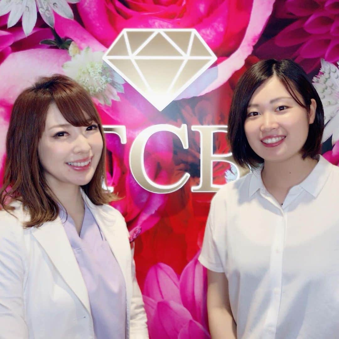 のインスタグラム：「こんばんは✨  ずっと気になっていた 東京中央美容外科池袋院に 行ってきました！ (@tcbikebukuro ) : 担当していただいたのは 池袋院の院長である✨ #井上真梨子先生。 (@drinouemariko) : 初めての美容外科で なんだかワクワクな気持ちと 少し不安な気持ちがあったけど、 気さくで優しくて相談がしやすい、 そしてリフトアップ症例数NO.1を誇る実績をもつ まりこ先生なら安心して お願いできると思いました。  私が今回受けたのは ソノクイーンと脂肪溶解注射BNLS neo✨ : ✧ソノクイーンは、 表皮層、皮下層、筋層の3層に分けて しっかり照射できる 今大流行している最新のレーザー✨  肌の深層部までに届くため リフトアップだけではなく、 毛穴の引き締めやシワにも効果的なんです！  さらにダウンタイムや痛みも少なく、 終わった後すぐに目の開きが良くなってたこと、 顔のリフトアップ効果が目に見えて、 ソノクイーンの即効性に驚きました！  次の日には、お化粧がいらないくらい 肌がツヤツヤに✨ ✧脂肪溶解注射BNLS neo は 施術して、一週間頃から効果が最大になるそう！ : これからの経過が楽しみです✨  私のインスタを見たよ!!と 伝えていただくと お得になるいいことがあるみたい🤲 : 気になる方はぜひ、無料相談だけでも 足を運んでみてください！  これからの経過もまた投稿します★ : : #美容整形ならTCB東京中央美容外科 #リフトアップならTCB中央美容外科 ##東京中央美容外科#美容外科 #池袋 #東京中央美容外科池袋院 #女医 #井上真梨子先生 #まりこ先生 #ソノクイーン #リフトアップ #ハイフ #HIFU #BLNSneo #pr」