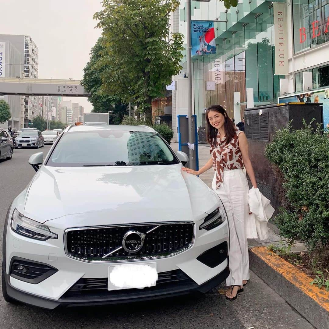 前田典子さんのインスタグラム写真 - (前田典子Instagram)「ついに納車😆 やってきました❣️ My VOLVO 🚗 #volvocrosscountry Ｖ60 #ホワイトを選びました シロクマみたいな顔が可愛いです ʕ•ᴥ•ʔ #安全装置がレベルアップ #360度ビューカメラ 真上から車両を見下ろしたかのような映像 で駐車のアシストも 👍こりゃすごい✨ #運転しやすい  #お洒落な内装 #北欧デザイン #スゥエーデン 🇸🇪 また、じっくり紹介しまーす❣️ #ボルボアンバサダー @volvo.studio.aoyama  #ボルボスタジオ青山 にて  #volvoambassador  #マエノリ　#前田典子」8月30日 17時38分 - maenorichang