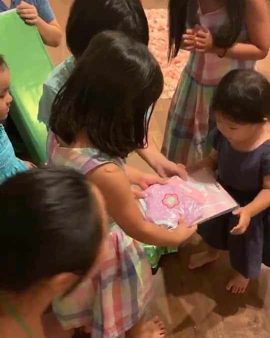 都倉賢のインスタグラム：「【※音声をつけてお楽しみ下さい】  2歳児なりに誕生日プレゼントをもらう喜びはもう感じているものの、プレゼントの用途が分からず思わず心の声 「かわいい、なんなの〜？？」 が漏れちゃう年頃🧒  ちょっとずつ成長していこうね😍😍😍」