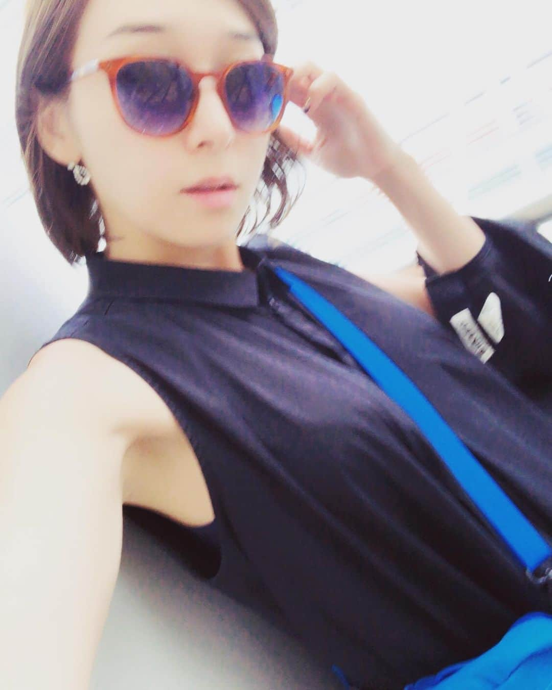 加護亜依さんのインスタグラム写真 - (加護亜依Instagram)「ヘビロテのbagは @bravocoworldwide 🔵🔵🔵 使いやすいのです！ 中にも外にもポケットがあるので助かるぅ💓💓💓 赤バージョンもかなり欲しい🔥 今日はシックなブラックワンピに合わせてみたよ😁 タグ付けしてます^_^ 私のコーデは基本、外す事！コテコテになりすぎないようにしています🤨 そして今季はワンピ率高い😳😳😳😳」8月30日 17時37分 - ai.1988kg