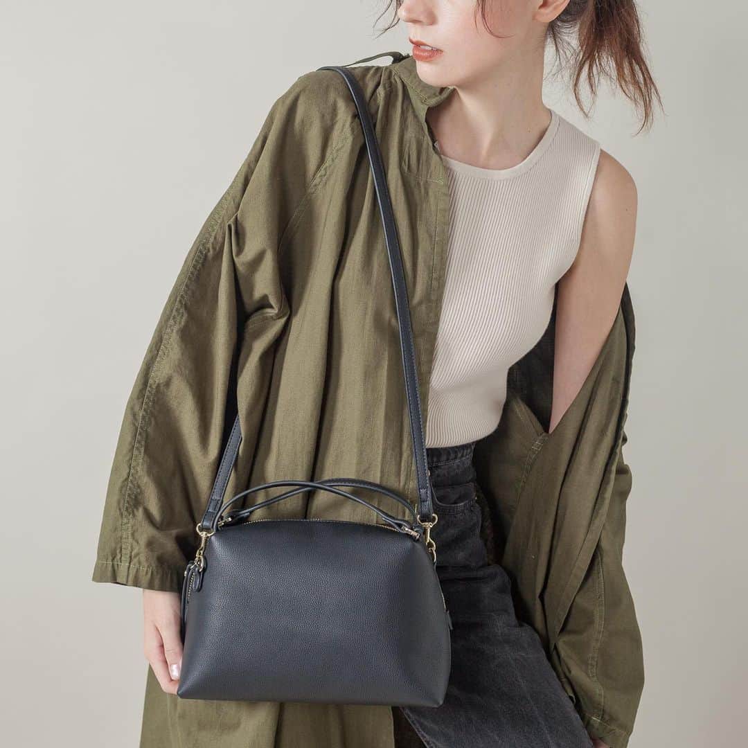 のインスタグラム：「Mini Shoulder . 合わせやすさno.1の ブラックはEC限定色♡ 公式オンラインサイト又は zozotownへGo!! . #SMIRNASLI #サミールナスリ #20190830 #限定 #ショルダーバッグ #バッグ #ミニサイズ」