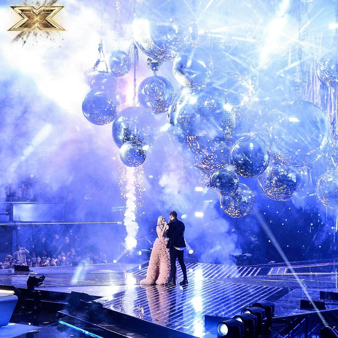 Xファクターさんのインスタグラム写真 - (XファクターInstagram)「#FlashbackFriday to @jamesarthur23 & @AnneMarie performing 'Rewrite the Stars' in this beautiful #XFactorFinal duet.✨🙌🤩」8月30日 17時47分 - thexfactor