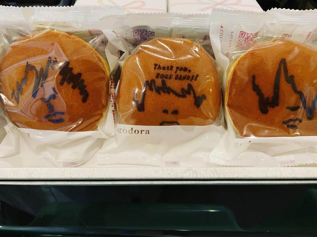 イズミカワソラのインスタグラム：「昨日、出演者スタッフへ頂いたどら焼き。 ・ ・ かわいくて食べられない(^_^;) ・ ・ 食べなきゃいずれダメになっちゃうから美味しくいただかなきゃ！だけど (>_<) でも食べられなーい(^_^;)」