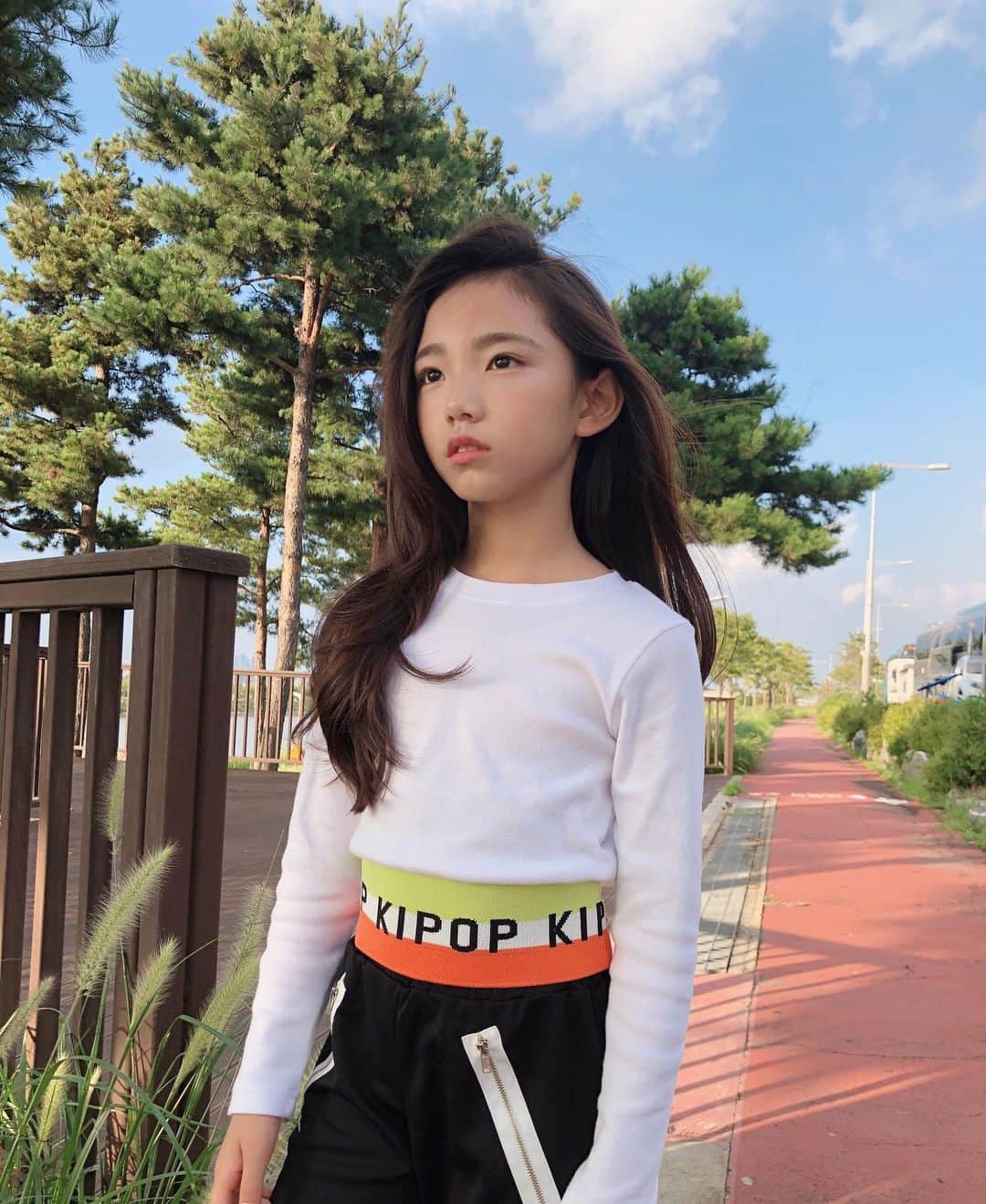 ウンチェのインスタグラム：「. 오늘 왜케 선선하죠? 정말 가을이 왔나봐요🍂  #금요일#일상#daily #가을#하늘#autumn #키팝#kipop#이은채」