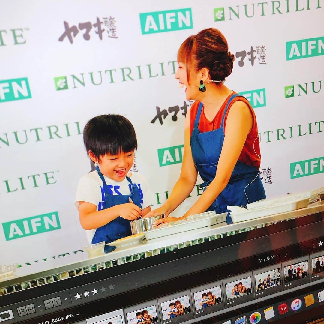 山田まりやさんのインスタグラム写真 - (山田まりやInstagram)「初親子共演❣️😆😆 プロのカメラマンさん写真🤳✨ ・ ABCクッキングスタジオ 「ABC丸の内グラウンド」で 行われました親子向けの 野菜レシピの体験イベント🎉🥦🥕🥬🥑🌽🍆🍅🥒🍠🥔🍋 ・ 「5色のカラフル野菜レシピで料理体験！ファイトケミカルスで元気一杯！」 ・ supported by  ニュートリライト＆ヤマキ醸造」に、 ・ ムネくんと初めての親子出演❣️😆😆 ・ 明日8月31日の「野菜の日」を前に、 親子で野菜をもっと好きになってもらう目的で開催されたイベントでして😋✨ ・ 野菜ソムリエ上級プロの方から、 野菜摂取を簡単に管理する 「5色野菜の簡単バランス術」や ・ 第7の栄養素「ファイトケミカルス」を学び、 ・ ABC Cooking Studioの先生が、 イベント向けに開発した 「5色のカラフル野菜レシピ」も紹介して下さり、 ・ 参加者の皆様も一緒に、 カラフルチーズパイのトッピングに参加していただき 思い思いのカラフル野菜パイを作りました🥧❤️🧡💚💜💛 ・ 最後はみんな一緒に カラフル野菜料理を実食😋🤤✨ ・ ムネくんが何を言い出すか予測不能で ハラハラしっぱなしでしたが😅 ・ とても楽しく皆様と過ごさせていただきまして感謝感謝でございます😂🙏✨✨✨ ・ ありがとうございました🙏❤️❤️❤️ ・ #ニュートリライト  #ファイトケミカルス  #5カラー  #野菜の日」8月30日 17時42分 - mariya.yamada