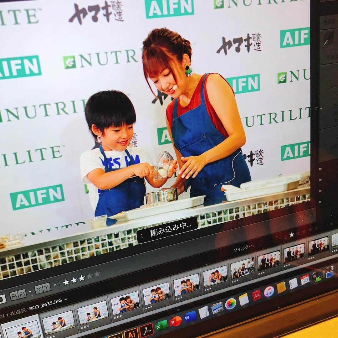 山田まりやさんのインスタグラム写真 - (山田まりやInstagram)「初親子共演❣️😆😆 プロのカメラマンさん写真🤳✨ ・ ABCクッキングスタジオ 「ABC丸の内グラウンド」で 行われました親子向けの 野菜レシピの体験イベント🎉🥦🥕🥬🥑🌽🍆🍅🥒🍠🥔🍋 ・ 「5色のカラフル野菜レシピで料理体験！ファイトケミカルスで元気一杯！」 ・ supported by  ニュートリライト＆ヤマキ醸造」に、 ・ ムネくんと初めての親子出演❣️😆😆 ・ 明日8月31日の「野菜の日」を前に、 親子で野菜をもっと好きになってもらう目的で開催されたイベントでして😋✨ ・ 野菜ソムリエ上級プロの方から、 野菜摂取を簡単に管理する 「5色野菜の簡単バランス術」や ・ 第7の栄養素「ファイトケミカルス」を学び、 ・ ABC Cooking Studioの先生が、 イベント向けに開発した 「5色のカラフル野菜レシピ」も紹介して下さり、 ・ 参加者の皆様も一緒に、 カラフルチーズパイのトッピングに参加していただき 思い思いのカラフル野菜パイを作りました🥧❤️🧡💚💜💛 ・ 最後はみんな一緒に カラフル野菜料理を実食😋🤤✨ ・ ムネくんが何を言い出すか予測不能で ハラハラしっぱなしでしたが😅 ・ とても楽しく皆様と過ごさせていただきまして感謝感謝でございます😂🙏✨✨✨ ・ ありがとうございました🙏❤️❤️❤️ ・ #ニュートリライト  #ファイトケミカルス  #5カラー  #野菜の日」8月30日 17時42分 - mariya.yamada