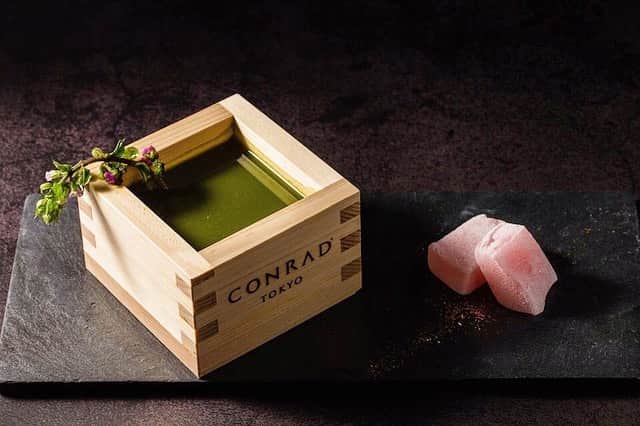 Conrad Tokyoのインスタグラム：「バー＆ラウンジ「トゥエンティエイト」 シグネチャーカクテル「利休～RIKYU～」 http://ow.ly/F3Vs50vORKb Signature Cocktail "RIKYU" at TwentyEight. #コンラッド東京 #ホテル #汐留 #東京 #日本 #新橋 #銀座 #カクテル #シグネチャーカクテル #バー  #ConradTokyo #StayInspired #Cocktail #signature #hotel #Tokyo #japan」
