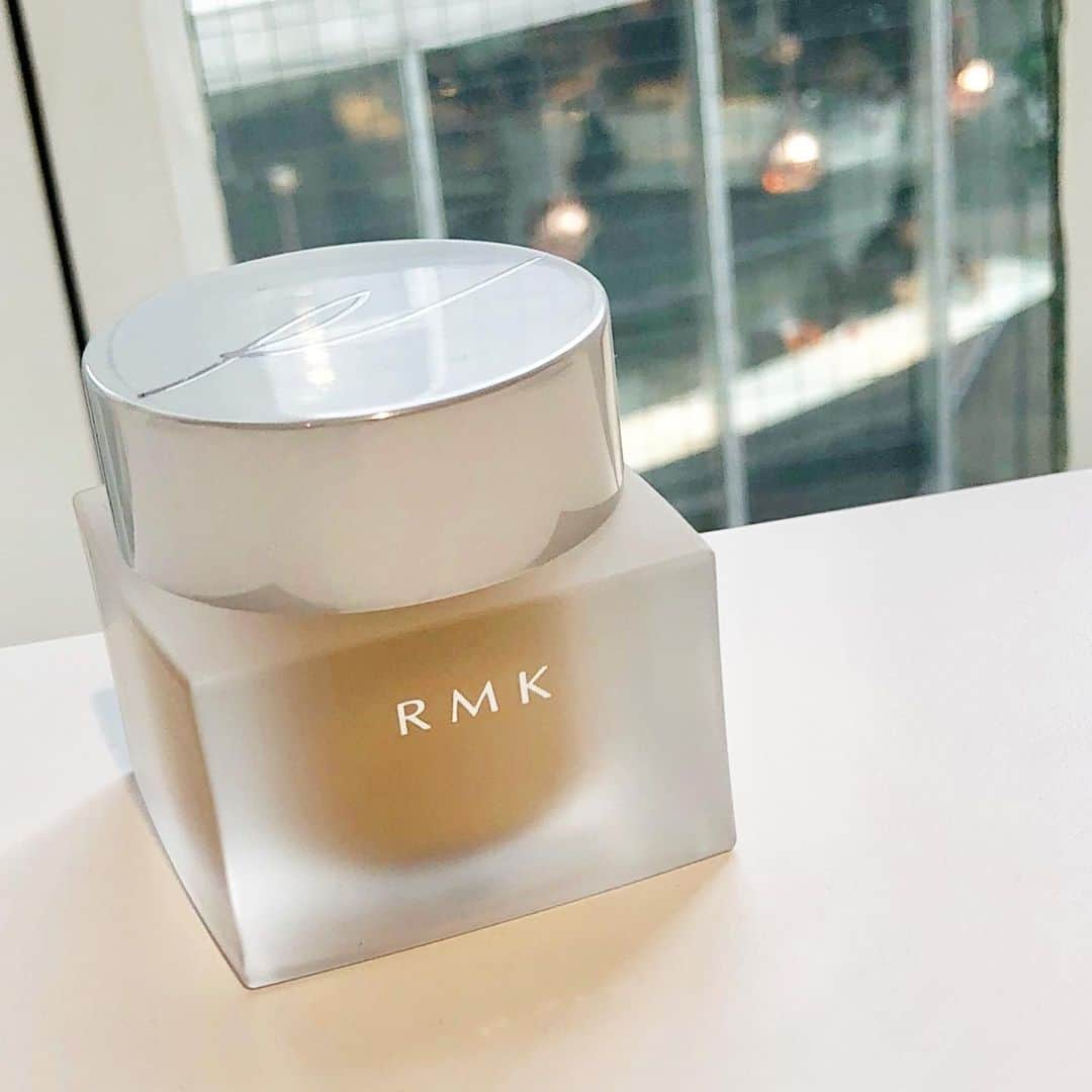 VOCE編集部さんのインスタグラム写真 - (VOCE編集部Instagram)「#RMK の #新作ファンデ﻿ ﻿ 9/6に発売されるのがこちら💁‍♀️﻿ RMK クリーミィファンデーション EX SPF21/PA++（104のみSPF21/PA+++） 全7色 各30g ¥5500﻿ ﻿ 「大人の肌に、実力をまとう」がテーマ。﻿ しっかりカバーしてくれるのに、素肌感のあるツヤが出るのがポイント。﻿ 5種の美肌オイルも配合され、スキンケアのような心地よい塗り心地なんです！﻿ さらにハリ感を出すためにストレッチフィルムも配合、﻿ ずっとメイク仕立てのような美しさが持続します〜😊﻿ ﻿ これは……また名作の予感ですよね……😘﻿ ぜひ店頭でタッチアップしてみてください！﻿ （ウェブサイト担当SM）﻿ －－－－－－－－－－－－－－－－－－－－﻿ VOCEのinstagramでは新作コスメ情報やメイクテク、撮影舞台裏を毎日お届け！﻿ ぜひフォロー&チェックして！！﻿ 👉 @vocemagazine ﻿ ﻿ #voce#vocemagazine #ヴォーチェ #新作コスメ #コスメマニア #コスメ好きさんと繋がりたい #VOCEおすすめコスメ #VOCE新作コスメ #コスメお試し #コスメレポ #アールエムケー #クリーミィファンデーション #RMKクリーミィファンデーション #ファンデーション #ファンデ #ベースメイク #ベースメイクアイテム﻿ ﻿」8月30日 17時46分 - vocemagazine