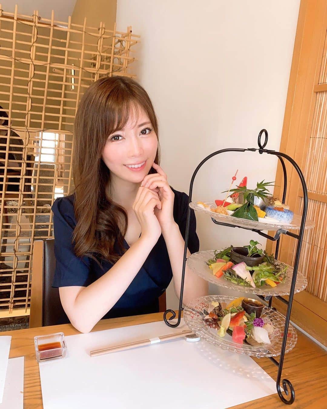のインスタグラム：「先日、 芦屋和奏こころさんでランチしました💕  フレンチみたいな、アフタヌーンティーみたいな、 創作和食☺️最近、和食がいい感じ笑 すごく綺麗で美味しかった🌈  大人な落ち着いたワンピース着て行ったよ♬ 私、ネイビー好きなんだよね💓  @andrere___ ・ ・ ・ ・ ・ ・ ・ ・ ・ ・ ・  #芦屋#andrere  #アンドリリ#ファッション#コーデ#グルメ#大人可愛い#清楚系女子#ワンピース#撮影モデル#カフェ#カフェ巡り#カフェ好き#夏休み#さわえりコーデ#撮影モデル#モデル#被写体#撮影モデル募集#美容#コーディネート#美髪#綺麗になりたい#セレクトショップ#美意識#美容好きな人と繋がりたい#美意識高い人と繋がりたい」