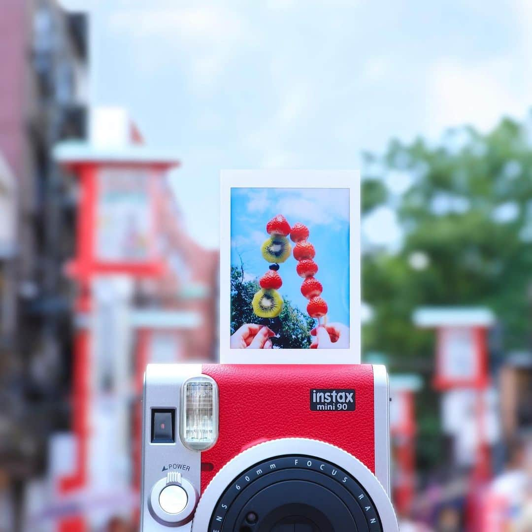 Fujifilm instaxさんのインスタグラム写真 - (Fujifilm instaxInstagram)「.﻿ チェキを持って今日もお出かけ！﻿ ﻿ かわいいスイーツを見つけたら、すかさず撮ってフォトインフォトにチャレンジ☆﻿ チェキがあれば食べ歩きがもっと楽しくなるはず♪﻿ ﻿ 数量限定！mini90REDが発売中です☆﻿ レトロな見た目が人気のmini90より、上品な赤みが特徴的なREDが登場。数量に限りがあるので、気になる方は早めにチェックしてみてくださいね♪﻿ ﻿ みなさんもフォトインフォトにチャレンジして #instaxlife でぜひ投稿してください。﻿ 素敵な写真は、本アカウントにてご紹介をさせて頂きます！﻿ ﻿ 「instaxLifeプロジェクト」の詳細はこちらから☞https://instax.jp/instaxlifeproject/﻿ ﻿ #instax #instaxcamera #mini90 #instaxmini #cheki #チェキ #FUJIFILM #富士フイルム #食べ歩き #いちご串 #浅草 #浅草食べ歩き #お出かけ日和 #チェキのある生活 #メモリアルチェキ #instaxlife #photoinphoto」8月30日 18時04分 - cheki_instax