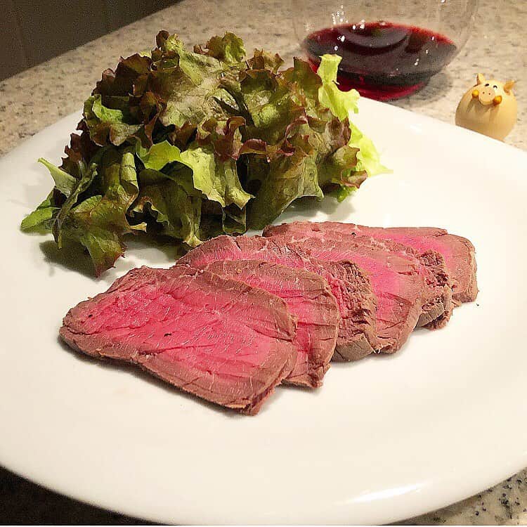 榊山敬代のインスタグラム：「🥩"… ・  今週のおうちごはんは ローストビーフの研究  はじめて挑戦の巻  表面をコンガリ１分くらいの 火加減でよかったのですけど  なんか心配で２分どころか いやもう少し焼いてみよか  コロコロ焼いてたら 焼きすぎてしまって  ややグラデーションな仕上がりに  失敗  もも肉でこしらえてみたので 切るときグニョンと難しくて こちらも修行必要なひとコマ  今週は０時近くに夕食タイムが 多かったなかローストビーフは 切るだけで簡単ごちそうレシピ  制作で忙しくなりそうな時期は ローストビーフで時短レシピに  決定  さて今夜は昨夜茹でた トウモロコシ楽しみに  夜の部の制作 スタートの巻 🌽……🏃‍♀️💭…おあずけ…… ・ ・ ・ ・ 🎐… ・ 個展のご案内  榊山敬代 日本画展 「浄」Kiyoshi 泥水に咲く蓮のように  会期：令和元年 9月21日(土)／22日(日)／23日(月・祝) 会場：池上大坊本行寺客殿１階　牡丹／桔梗之間  開館時間／午前10時から午後3時　 作家在廊時間／全日午後12時から15時 入場料／無料  アクセス／東京都大田区池上2-10-5（都営浅草線西馬込駅・東急池上線池上駅より、いずれも徒歩10分） http://www.hongyozi.or.jp/ ・ ・ ・  この度は 東京は池上大坊本行寺にて 蓮をモチーフに 福島県いわき市のお寺より ご依頼いただき制作しました作品をはじめ いわき市のお寺からインスピレーションを いただき 仏教の説法のひとコマであります 八正道をテーマにしました新作を お披露目させていただきます  三日間と短い会期ではございますが お彼岸の季節に 情緒あるお寺の景観の中で 日本画とこころ浄らかなひとときへ ご案内できればとおもいます  本行寺から本門寺へと続く境内では都心を忘れるような壮観な眺めもございます 展示の他にも見所豊かなお寺ですのでこの機会にゆっくりとご堪能ください  個展開催につきましてのこころざしや 新作に対しての姿勢などはブログなど 少しずつ更新していきたくおもいます  掲載作品 八正道〈弐〉正しい心を灯して生きるとき 〈正命・正精進・正念・正定 図〉 制作 平成31年／絹本・彩色 ・ ・ ---------------------------------------- ・ ・ ・ #夕食 #夜食 #dinner #おうちごはん  #おつまみ #スタミナ回復 #food #お肉大好き  #meat  #お肉 #牛肉 #beef #ローストビーフ #roastbeef #vegetable #healthy #wine #rosso #栄養補給 #artist #kitchen #cooking #日本画家 の #お料理こんなもん#summer #夏のおわり #肉の日」
