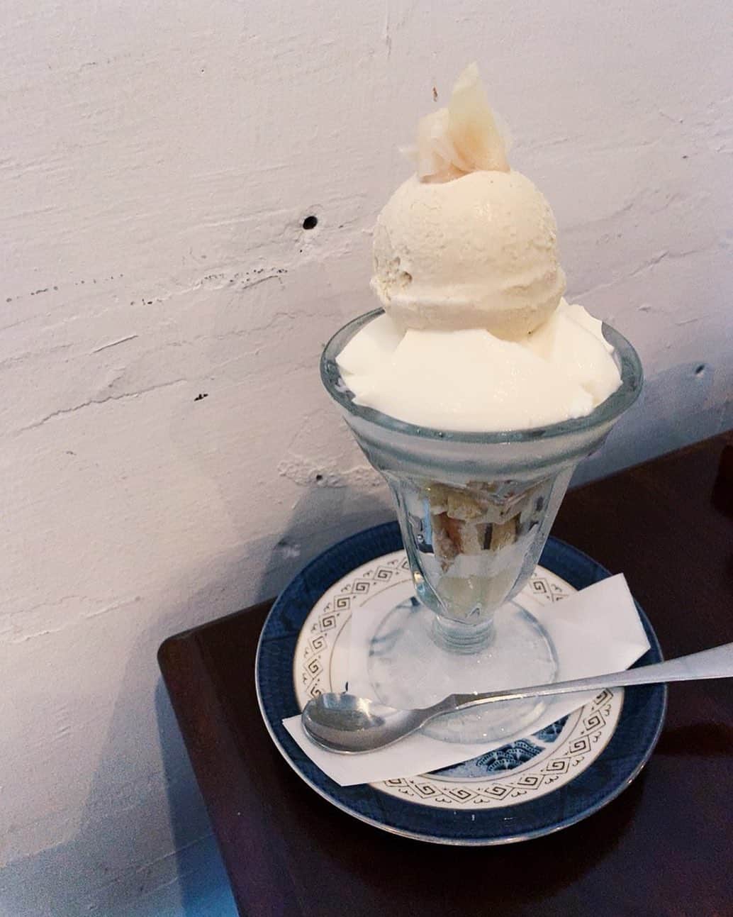 大津彩未のインスタグラム：「久しぶりの東横線沿い。 生姜の効いたパフェは初めて食べた。 最近香味野菜にハマっていて、 茗荷などをよく食べるようになった。 季節のものは出来るだけ食べたいと思う。季節の食べ物を摂ることは健康に良いらしいです。#都立大学」