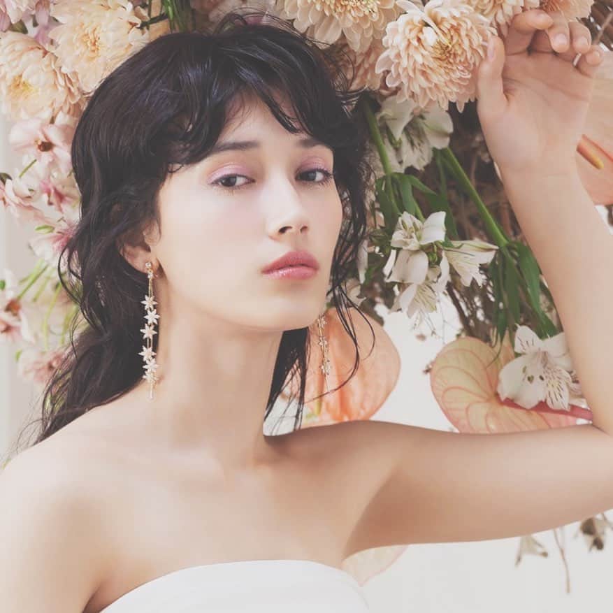 CLAIREのインスタグラム：「2019.08.30みなとみらい店が同じフロアに移転リニューアルオープンしました✨ ・ 初日よりたくさんのお客様にご来店いただき、ありがとうございます！ ・ 素敵なアンティークの世界観のスタジオやプレ花嫁さまより絶大な人気の#raque_rie さんによるスタジオ装花も初登場💕 ・ 女性らしく体温の上がる上質な空間をお届けします✨ ・ オープン記念大特価プラン、大人気SABONプレゼント特典と色々とご用意していますので、この機会にどうぞお気軽にご相談ください！ ・ スタッフ一同お待ちしてます。 ・ @claire_minatomirai  @clairebridalstudio」