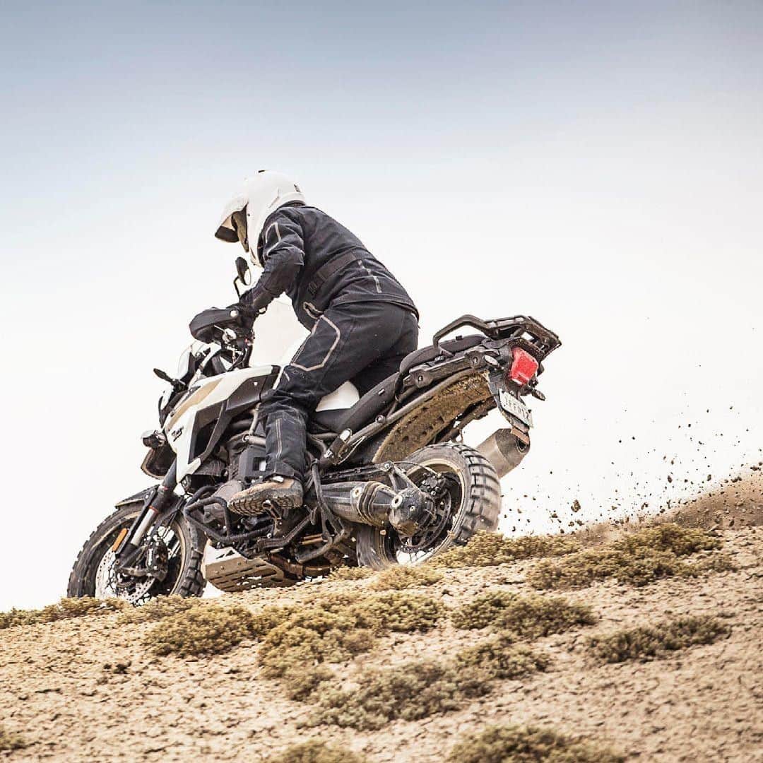 のインスタグラム：「【TIGER 1200】どんなに長い道のりでも、どんなに壮大なアドベンチャーライディングでも、新生Tiger 1200ならどこへでも、難なく駆け抜けます。  #Tiger1200 #TriumphOfficial #タイガー1200 #トライアンフ #トライアンフはかっこいい #バイク #バイク好きな人と繋がりたい #バイクのある風景 #バイクが好きだ #バイク乗りと繋がりたい #理想のライドがそこにある #トライアンフ乗りと繋がろう2019夏」