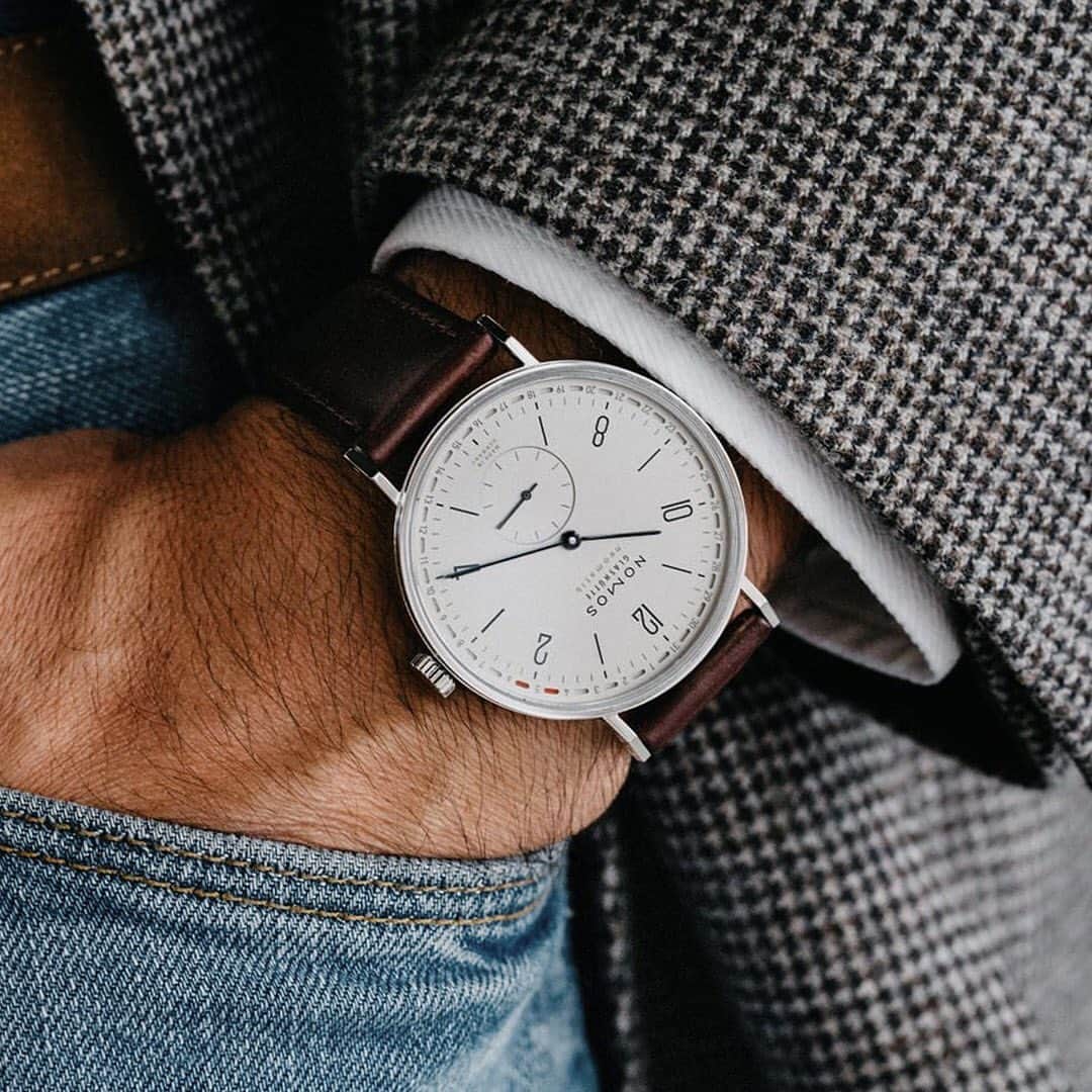 のインスタグラム：「Fashion Friday—with Tangente Update. It doesn't get more stylish than this! Thanks to @horoduo for the inspiration.  #nomos #nomostangente #watch #watches #dresswatch #fashionfriday #watchesofinstagram #watchfam #watchmania #watchuseek #womw #wristshot #clock #horology #timepiece #timepieces」