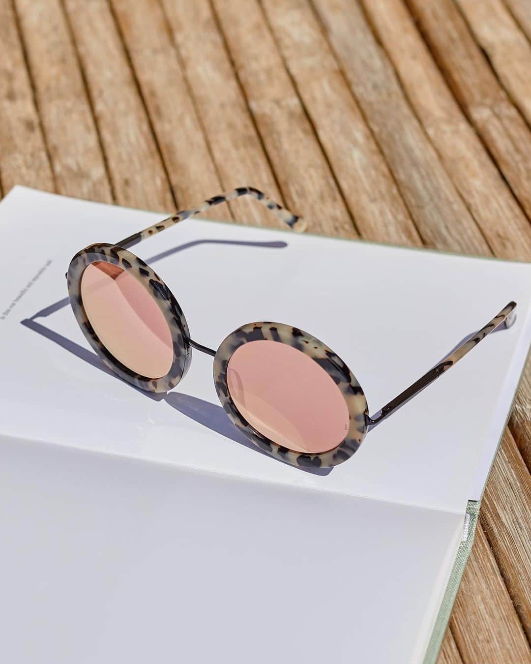 のインスタグラム：「Shield the sun in style with these @SundaySomewhere sunglasses ☀️ #THEOUTNET  Shop all your favorite #SundaySomewhere looks, just visit #linkinbio 👆」