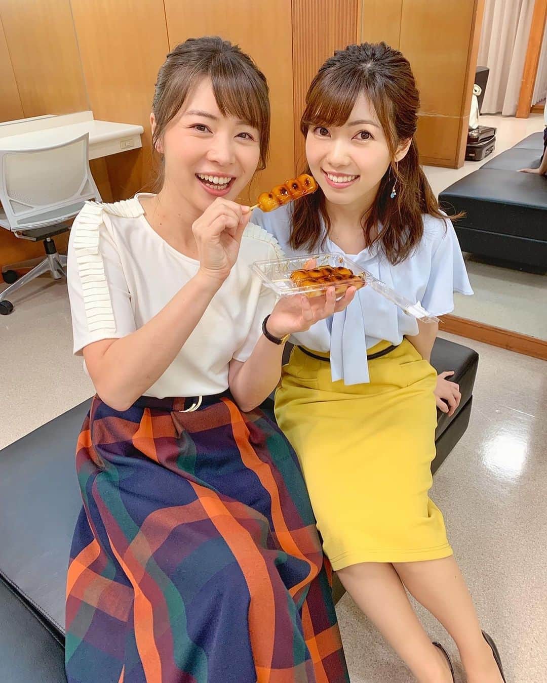 川又智菜美のインスタグラム：「😋🍡﻿ ﻿ はやドキ、オンエア終わりに﻿ おやつタイム😚﻿ ﻿ 甘いものはたまりませんな😆﻿ ﻿ #tbs #はやドキ #アナウンサー #セントフォース ﻿ #皆川玲奈 アナ #川又智菜美 #オフショット﻿ #今週もありがとうこざいました #だんご﻿ #みたらし団子 #おやつタイム #今日の一枚」
