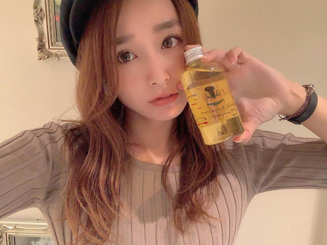 HISANAさんのインスタグラム写真 - (HISANAInstagram)「最近使い始めたヘアオイル。 自分でも簡単に濡れ髪にスタイリングできるし、傷んだ毛先も補修してくれながらツヤツヤ✨ ボトルも可愛くて、ベタベタしないし、ドバッと出ないから使いやすくてお気に入り☺️ . 100%天然成分配合で、フェイスやボディにも使える万能オイルなの🥺 . #レジョイスアフルアントオイル#レジョイス#天然オイル#ヘアオイル#濡れ髪#PR」8月30日 18時01分 - hisana22