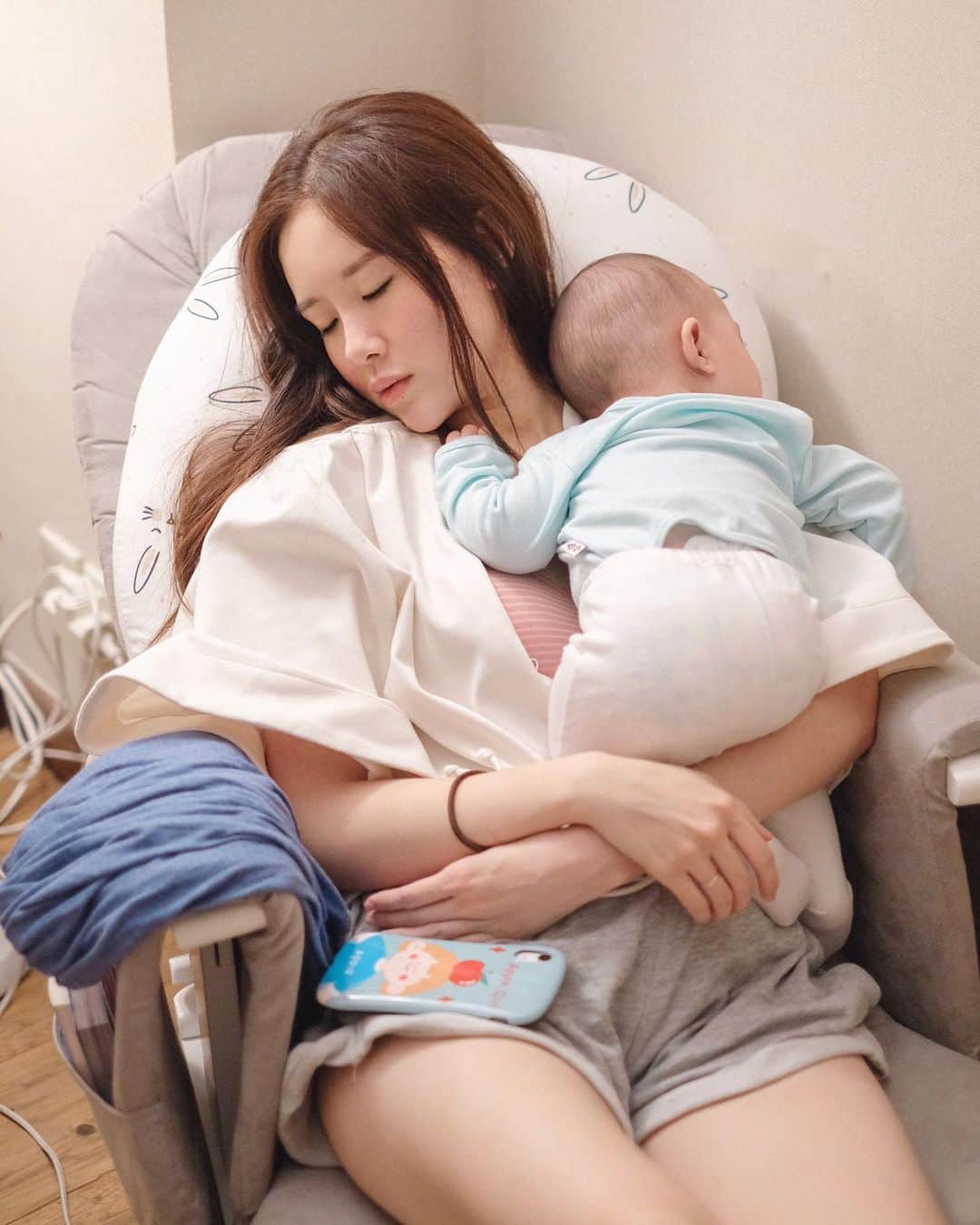 ジェシカ・ヤマダのインスタグラム：「*Not* actual footage of me being too tired and dozed off cuddling my babe to sleep. 😴 @elleyamada did take a photo very similar -by similar I mean original- to this (swipe left), but obvi I had to retake this with a proper camera because, um, I try to keep my feed tidy(?) 😂 Anyhow, this has been my reality since the twins arrived: unfinished tasks, unread chats, undone chores, and countless nights with unwashed face. Yep. Sometimes even with makeup on. 🙀 Badly need some facial trips. 🥺💭 . #jessshares #mumlife #smartskinsolution #jessmilk」