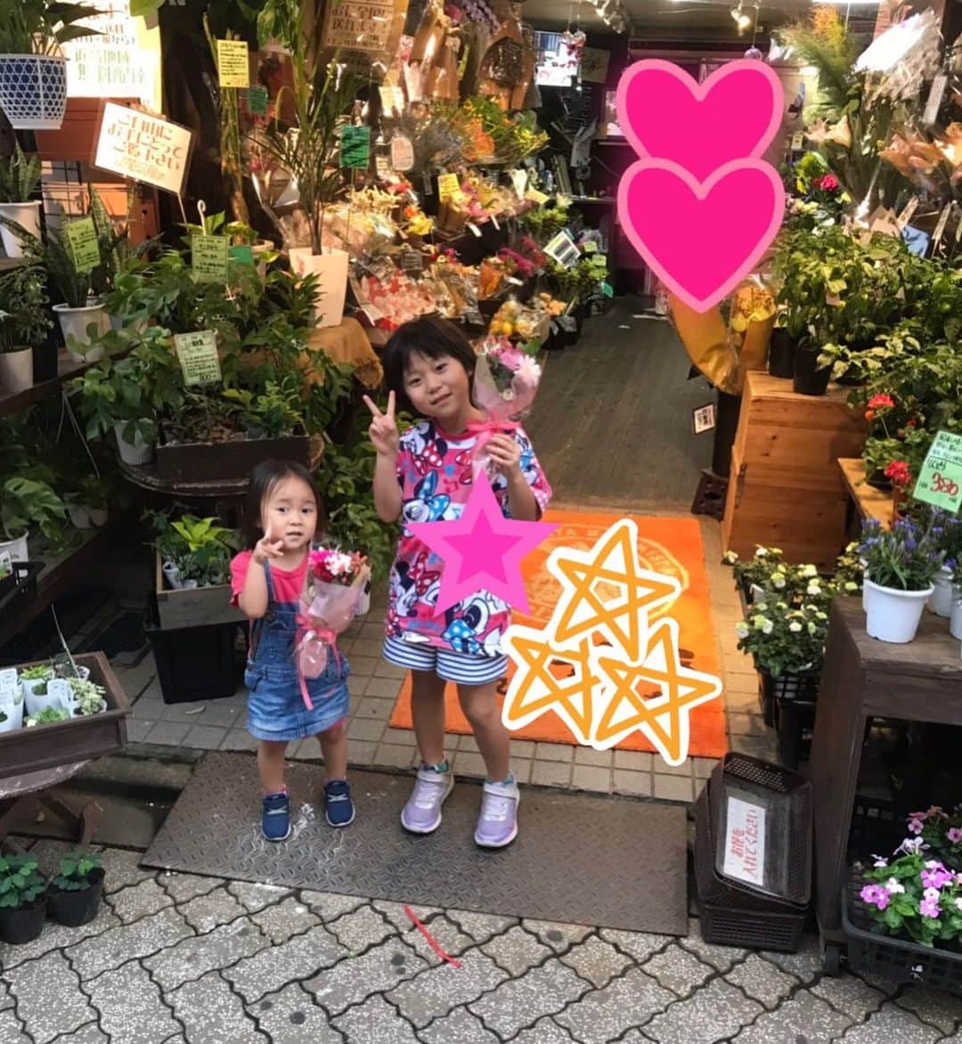 美奈子さんのインスタグラム写真 - (美奈子Instagram)「いい香り～💕💕 こんなに小さくても女の子❤  キレイなお花にウットリ。。。( *´艸｀) ステキな店員さんにウットリ。。。( *´艸｀) #お花 #綺麗 #女の子 #れんと #ゆづ #美奈子」8月30日 18時03分 - minako_official