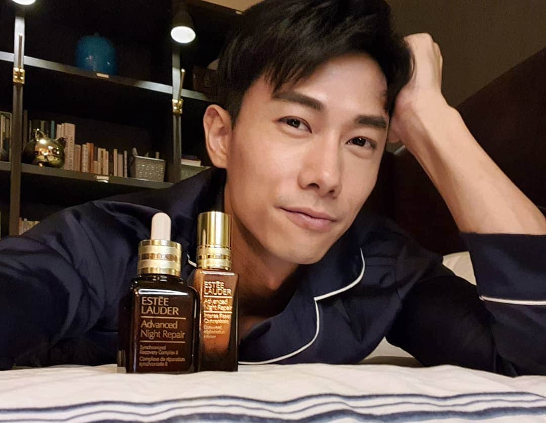 デスモンド・タンのインスタグラム：「Thank goodness for @ESTEELAUDER ANR Intense Reset Concentrate to repair and reset my skin everyday with 24 hr hydration. Apply it just after the ANR serum to give my skin some extra TLC! My 2 simple steps to have good skin every day when I wake up for work! Now you know it! 😉  Enjoy a complimentary Power Nap Facial at Estee Lauder counters now! Pamper your face :) #EsteeLauderSG #AdvancedNightRepair #TheNightIsYoursSG #PressResetTonight」