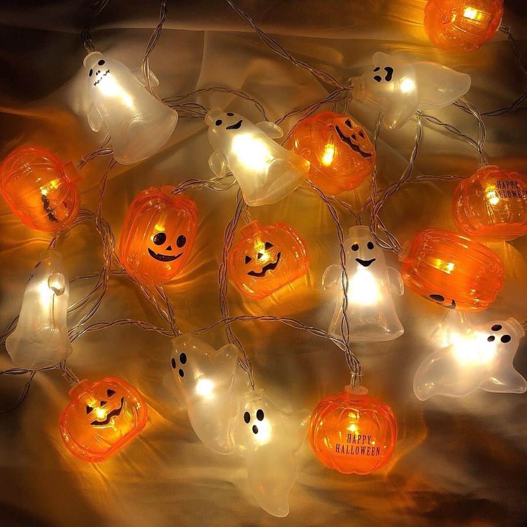 3COINSさんのインスタグラム写真 - (3COINSInstagram)「❋ Halloween Lamp ❋﻿ ﻿ ◆ハロウィンランプ(おばけ/かぼちゃ)﻿ 各￥300＋tax﻿ ﻿ 長さ:190cm﻿ ※電池は付属しておりませんので、﻿ 単三電池2本をご用意ください。﻿ ﻿ ﻿ 毎年大人気のこちらのランプ！﻿ 今年のかぼちゃとお化けは一つ一つ表情が違う…！﻿ ﻿ 光の装飾でステキなハロウィンパーティをお楽しみくださいね♪﻿ ﻿ ベルモール宇都宮店のtomomi ( @3coins_bellutsunomiya.tomomi )もこの可愛さで早速紹介中ですよ☆﻿ ﻿ ﻿ ✎︎＿＿＿＿＿＿＿＿＿＿＿＿＿＿＿＿＿＿＿＿＿﻿ ﻿ ﻿ 🆕新商品🆕﻿ ﻿ 大好きな秋、、🍁♡﻿ 秋といえばHalloween🎃🦇🕸﻿ ﻿ ﻿ ﻿ Halloweenに是非とも使って頂きたい！﻿ 毎年人気の『ハロウィンランプ』が﻿ 今年も入荷しております～！✨﻿ ﻿ ﻿ 壁にガーランドとしてかけたり、﻿ 棚からぶら下げてみたり、﻿ 置いたりしても可愛い💓﻿ ﻿ ﻿ ﻿ パンプキンとおばけの2種類🎃👻﻿ どちらも可愛いですよ～♪♪﻿ ﻿ 単三電池2本ご用意して使って下さいね☺︎﻿ ﻿ ﻿ ﻿ まだまだHalloweenアイテム沢山あるので﻿ upしますね♪♪﻿ ﻿ ﻿ ﻿ ﻿ ✔ハロウィンランプ ￥300+tax﻿ (長さ190cm)﻿ ﻿ ﻿ ﻿ ﻿ #3coins #3coins新商品 #スリコ #スリーコインズ #新商品#栃木#栃木県#宇都宮#宇都宮市#宇都宮ベルモール#ベルモール #プチプラ #雑貨#生活雑貨  #ハロウィン #ハロウィン飾り #halloween #ハロウィンランプ #かぼちゃ #おばけ #ガーランド #ガーランドランプ #ハロウィンパーティー #置き画」8月30日 18時08分 - 3coins_official