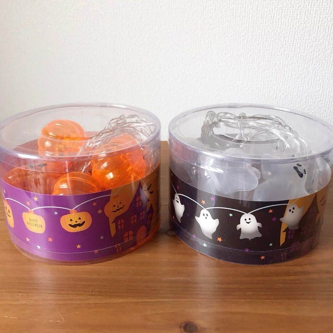 3COINSさんのインスタグラム写真 - (3COINSInstagram)「❋ Halloween Lamp ❋﻿ ﻿ ◆ハロウィンランプ(おばけ/かぼちゃ)﻿ 各￥300＋tax﻿ ﻿ 長さ:190cm﻿ ※電池は付属しておりませんので、﻿ 単三電池2本をご用意ください。﻿ ﻿ ﻿ 毎年大人気のこちらのランプ！﻿ 今年のかぼちゃとお化けは一つ一つ表情が違う…！﻿ ﻿ 光の装飾でステキなハロウィンパーティをお楽しみくださいね♪﻿ ﻿ ベルモール宇都宮店のtomomi ( @3coins_bellutsunomiya.tomomi )もこの可愛さで早速紹介中ですよ☆﻿ ﻿ ﻿ ✎︎＿＿＿＿＿＿＿＿＿＿＿＿＿＿＿＿＿＿＿＿＿﻿ ﻿ ﻿ 🆕新商品🆕﻿ ﻿ 大好きな秋、、🍁♡﻿ 秋といえばHalloween🎃🦇🕸﻿ ﻿ ﻿ ﻿ Halloweenに是非とも使って頂きたい！﻿ 毎年人気の『ハロウィンランプ』が﻿ 今年も入荷しております～！✨﻿ ﻿ ﻿ 壁にガーランドとしてかけたり、﻿ 棚からぶら下げてみたり、﻿ 置いたりしても可愛い💓﻿ ﻿ ﻿ ﻿ パンプキンとおばけの2種類🎃👻﻿ どちらも可愛いですよ～♪♪﻿ ﻿ 単三電池2本ご用意して使って下さいね☺︎﻿ ﻿ ﻿ ﻿ まだまだHalloweenアイテム沢山あるので﻿ upしますね♪♪﻿ ﻿ ﻿ ﻿ ﻿ ✔ハロウィンランプ ￥300+tax﻿ (長さ190cm)﻿ ﻿ ﻿ ﻿ ﻿ #3coins #3coins新商品 #スリコ #スリーコインズ #新商品#栃木#栃木県#宇都宮#宇都宮市#宇都宮ベルモール#ベルモール #プチプラ #雑貨#生活雑貨  #ハロウィン #ハロウィン飾り #halloween #ハロウィンランプ #かぼちゃ #おばけ #ガーランド #ガーランドランプ #ハロウィンパーティー #置き画」8月30日 18時08分 - 3coins_official