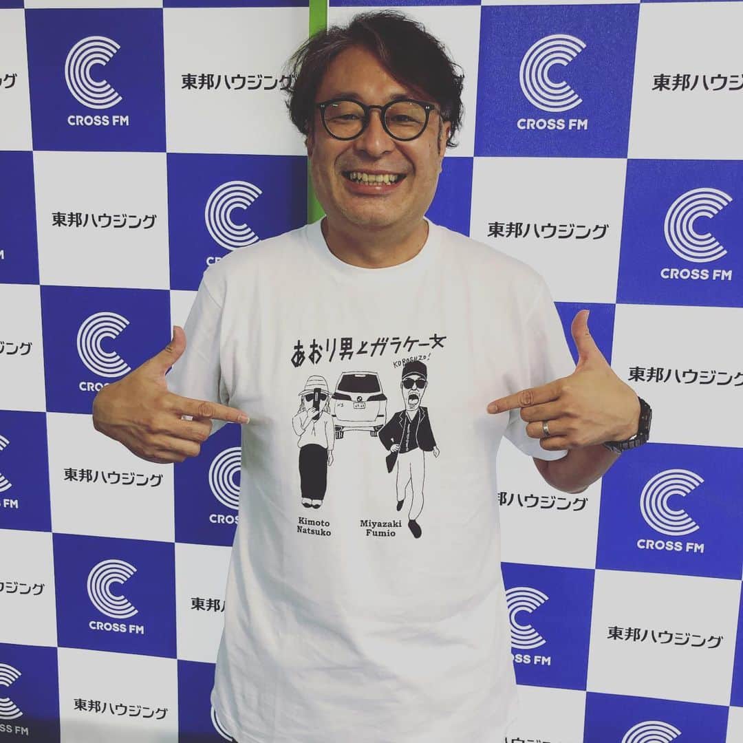 栗田善太郎のインスタグラム：「CROSS FM URBAN DUSK 8月ラストOA!! 宜しくお願いします！！ #あおり男とガラケー女  #吉祥寺 #Tシャツ #smalldesign #jijit #souvenirkichijoji」
