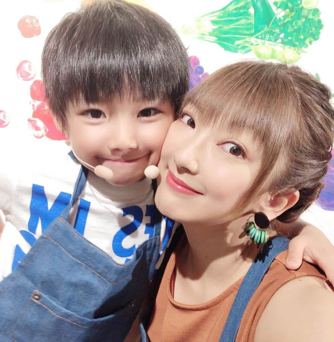 山田まりやさんのインスタグラム写真 - (山田まりやInstagram)「初親子共演❣️😆😆 エプロン着けてやる気満々😂❤️www ・ ABCクッキングスタジオ 「ABC丸の内グラウンド」で 行われました親子向けの 野菜レシピの体験イベント🎉🥦🥕🥬🥑🌽🍆🍅🥒🍠🥔🍋 ・ 「5色のカラフル野菜レシピで料理体験！ファイトケミカルスで元気一杯！」 ・ supported by  ニュートリライト＆ヤマキ醸造」に、 ・ ムネくんと初めての親子出演❣️😆😆 ・ 明日8月31日の「野菜の日」を前に、 親子で野菜をもっと好きになってもらう目的で開催されたイベントでして😋✨ ・ 野菜ソムリエ上級プロの方から、 野菜摂取を簡単に管理する 「5色野菜の簡単バランス術」や ・ 第7の栄養素「ファイトケミカルス」を学び、 ・ ABC Cooking Studioの先生が、 イベント向けに開発した 「5色のカラフル野菜レシピ」も紹介して下さり、 ・ 参加者の皆様も一緒に、 カラフルチーズパイのトッピングに参加していただき 思い思いのカラフル野菜パイを作りました🥧❤️🧡💚💜💛 ・ 最後はみんな一緒に カラフル野菜料理を実食😋🤤✨ ・ ムネくんが何を言い出すか予測不能で ハラハラしっぱなしでしたが😅 ・ とても楽しく皆様と過ごさせていただきまして感謝感謝でございます😂🙏✨✨✨ ・ ありがとうございました🙏❤️❤️❤️ ・ #ニュートリライト  #ファイトケミカルス  #5カラー  #野菜の日」8月30日 18時09分 - mariya.yamada